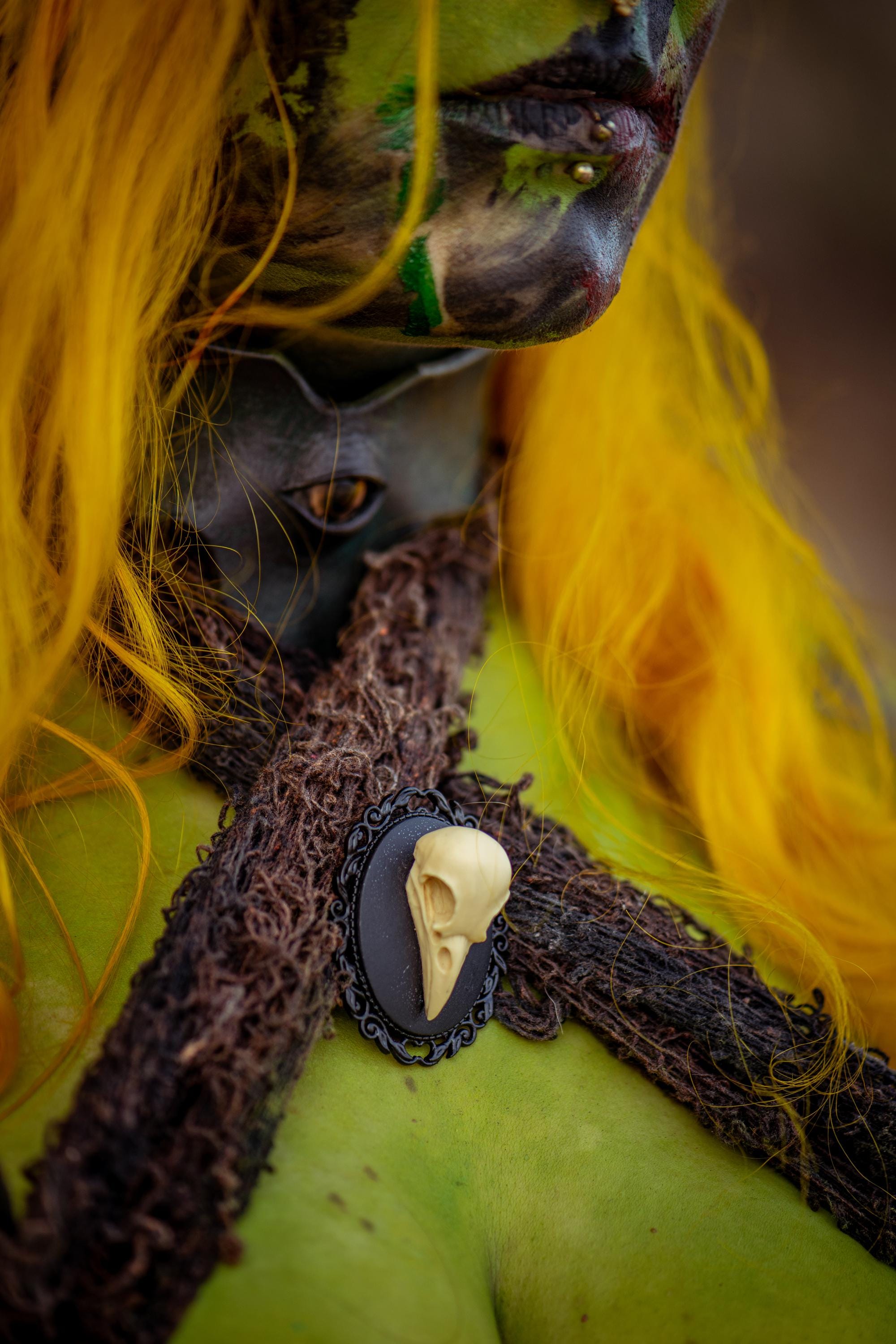 Vogel Schädel Brosche gold als Gothic Schmuck für Dark Academia Outfit, Mittelalter Schmuck für Hexen Adventskalender, Steampunk Stil -Brooches- BloodyBrilliants