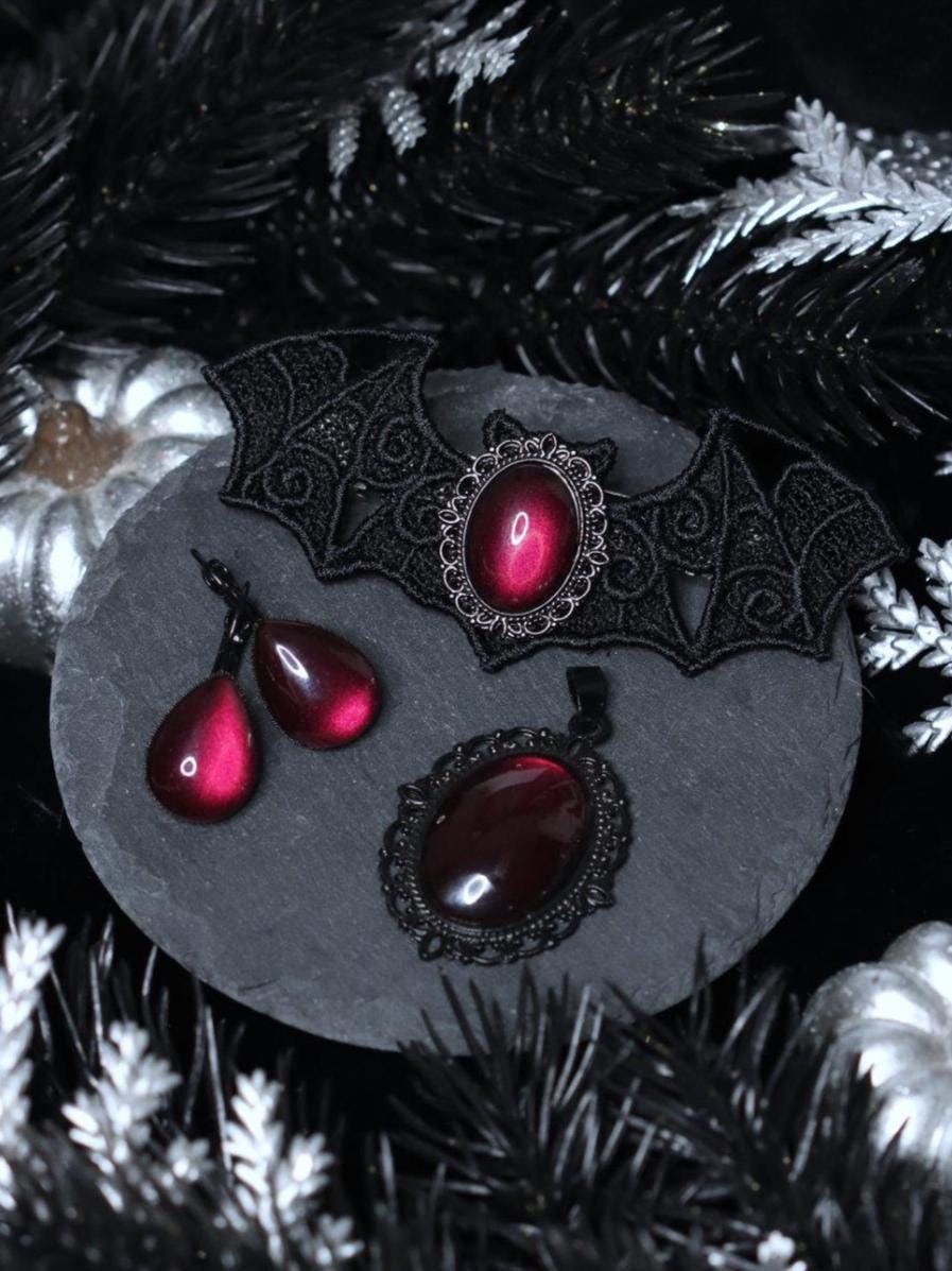 Gothic Schmuck Set in Wunschfarbe aus Fledermaus Haarspange, Gothic Kette & Tropfen Ohrringe für Gothic Adventskalender, Gothic Weihnachten -Jewelry Sets- BloodyBrilliants