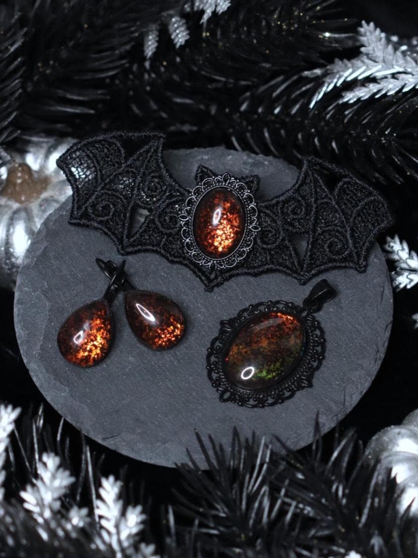 Gothic Schmuck Set in Wunschfarbe aus Fledermaus Haarspange, Gothic Kette & Tropfen Ohrringe für Gothic Adventskalender, Gothic Weihnachten -Jewelry Sets- BloodyBrilliants