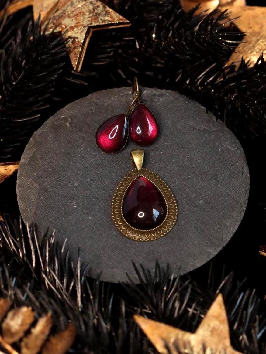 Tropfen Anhänger verziert mit Farbstein -Pendants- BloodyBrilliants