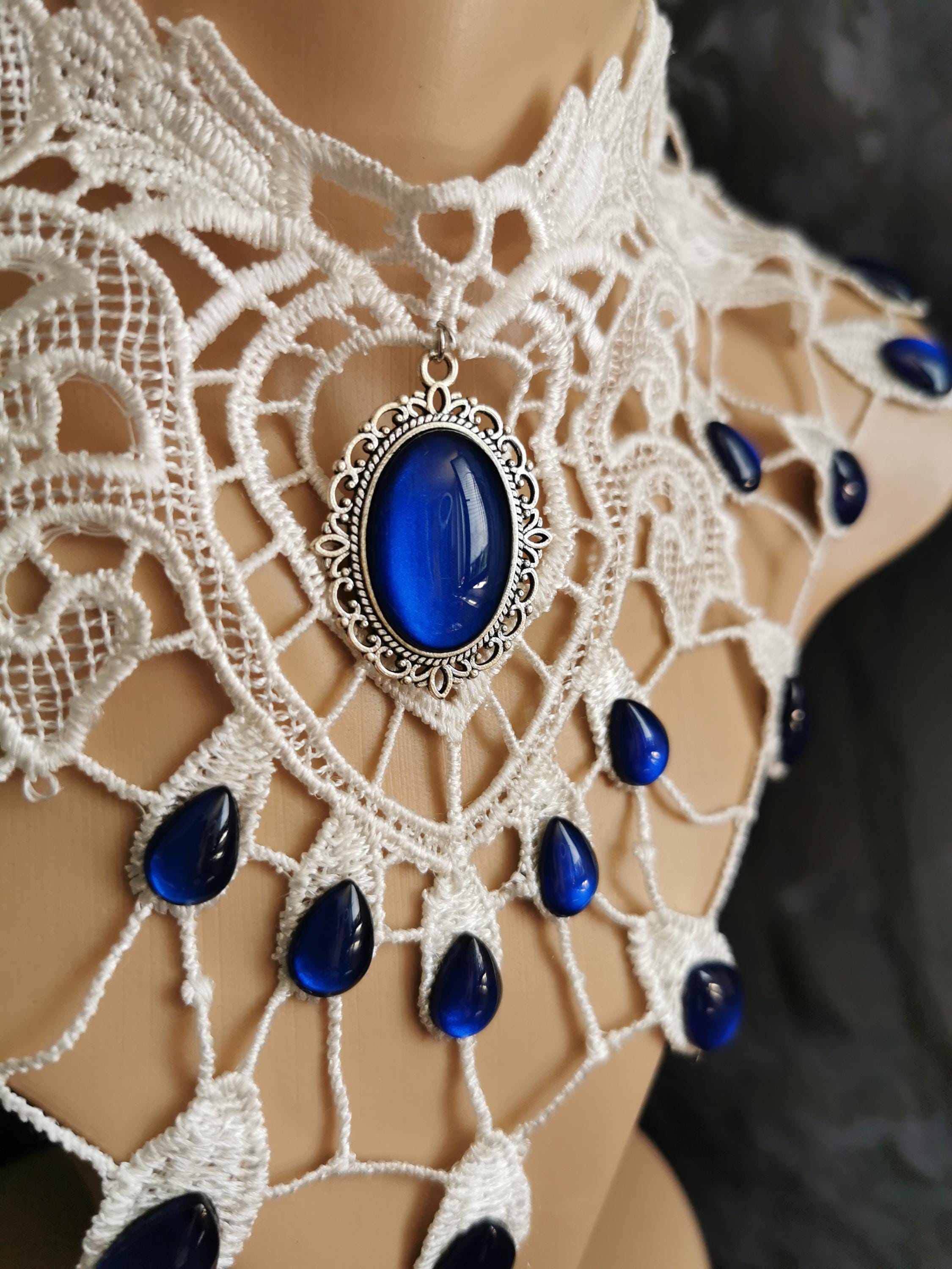 Weißes Collier Tropfen aus Spitze mit farbigen glitzernden Glassteinen für Fantasy Hochzeit und Elfen Fotoshooting -Chokers- BloodyBrilliants