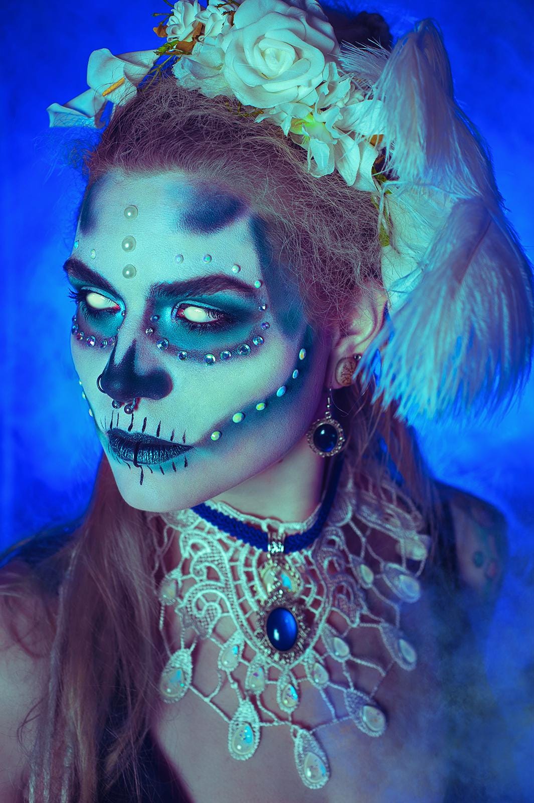 Weißes Collier Tropfen aus Spitze mit farbigen glitzernden Glassteinen für Fantasy Hochzeit und Elfen Fotoshooting -Chokers- BloodyBrilliants