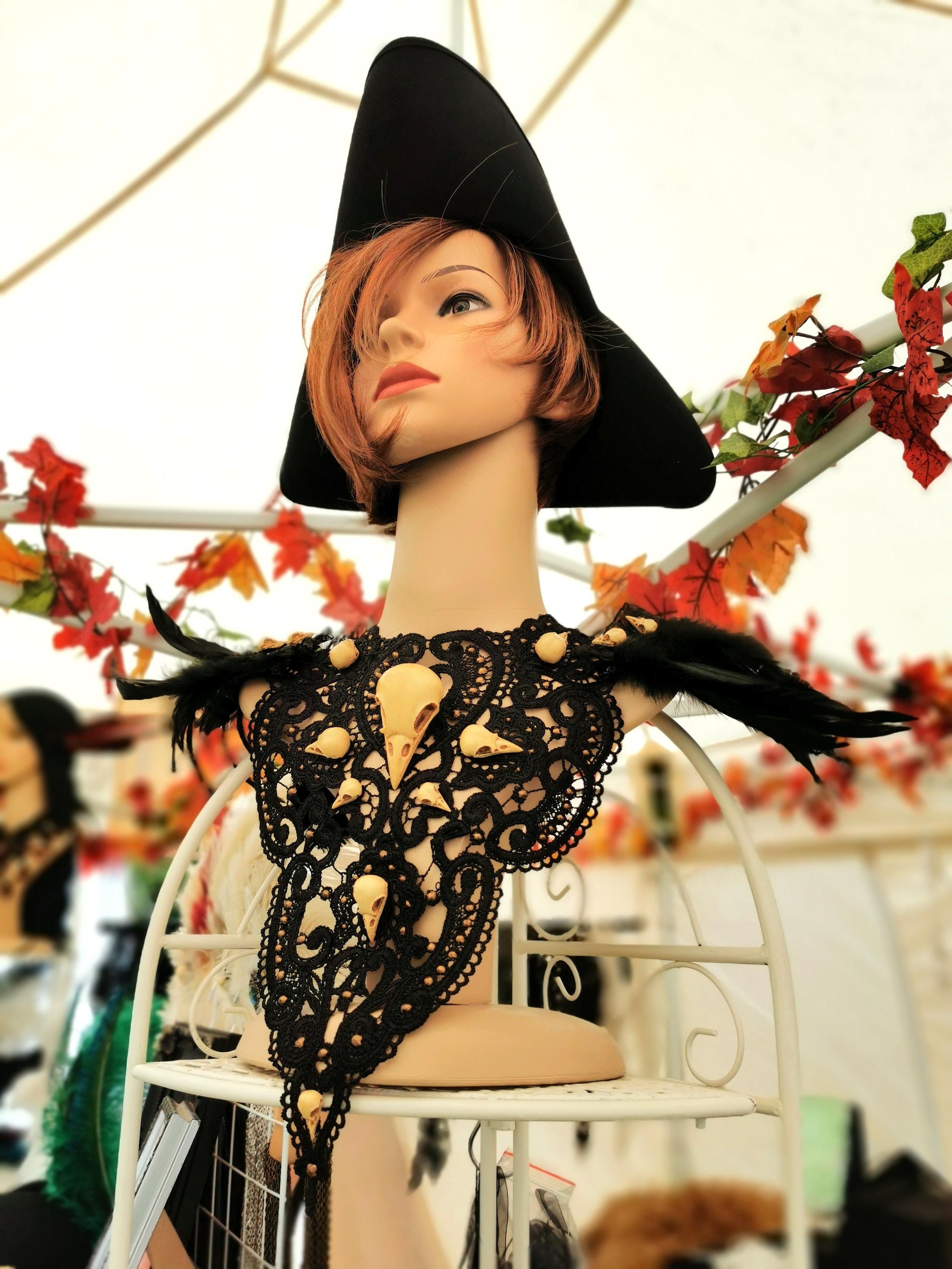 Rabenschädel Collier schwarz bronze für Gothic Fotoshooting und als Mittelalter Schmuck für Hexen Geburtstag & Halloween Adventskalender -Chokers- BloodyBrilliants