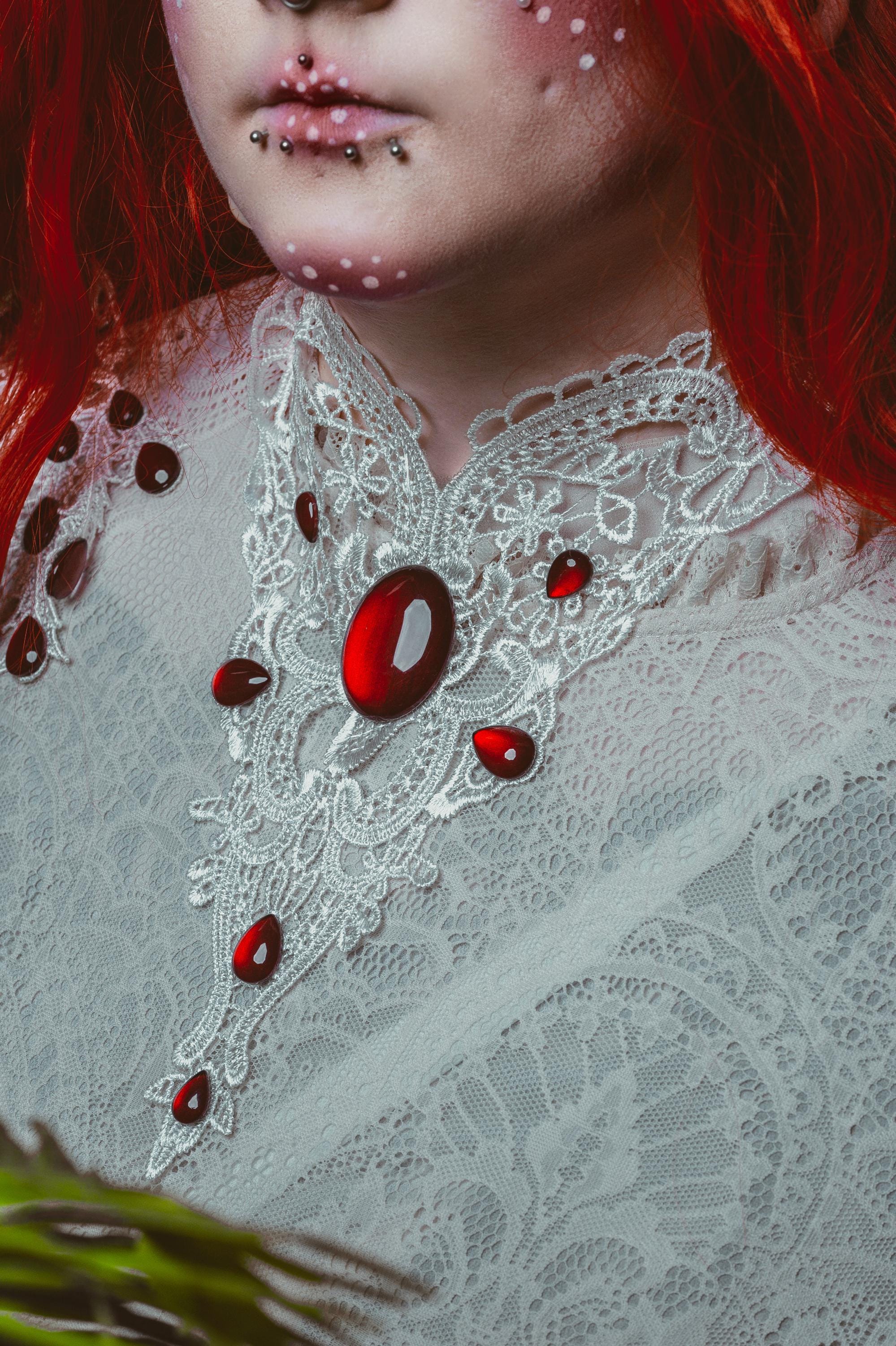 Collier filigran aus Spitze mit farbigen Cabochon Glassteinen für Themenhochzeit und Cosplay Outfit -Chokers- BloodyBrilliants