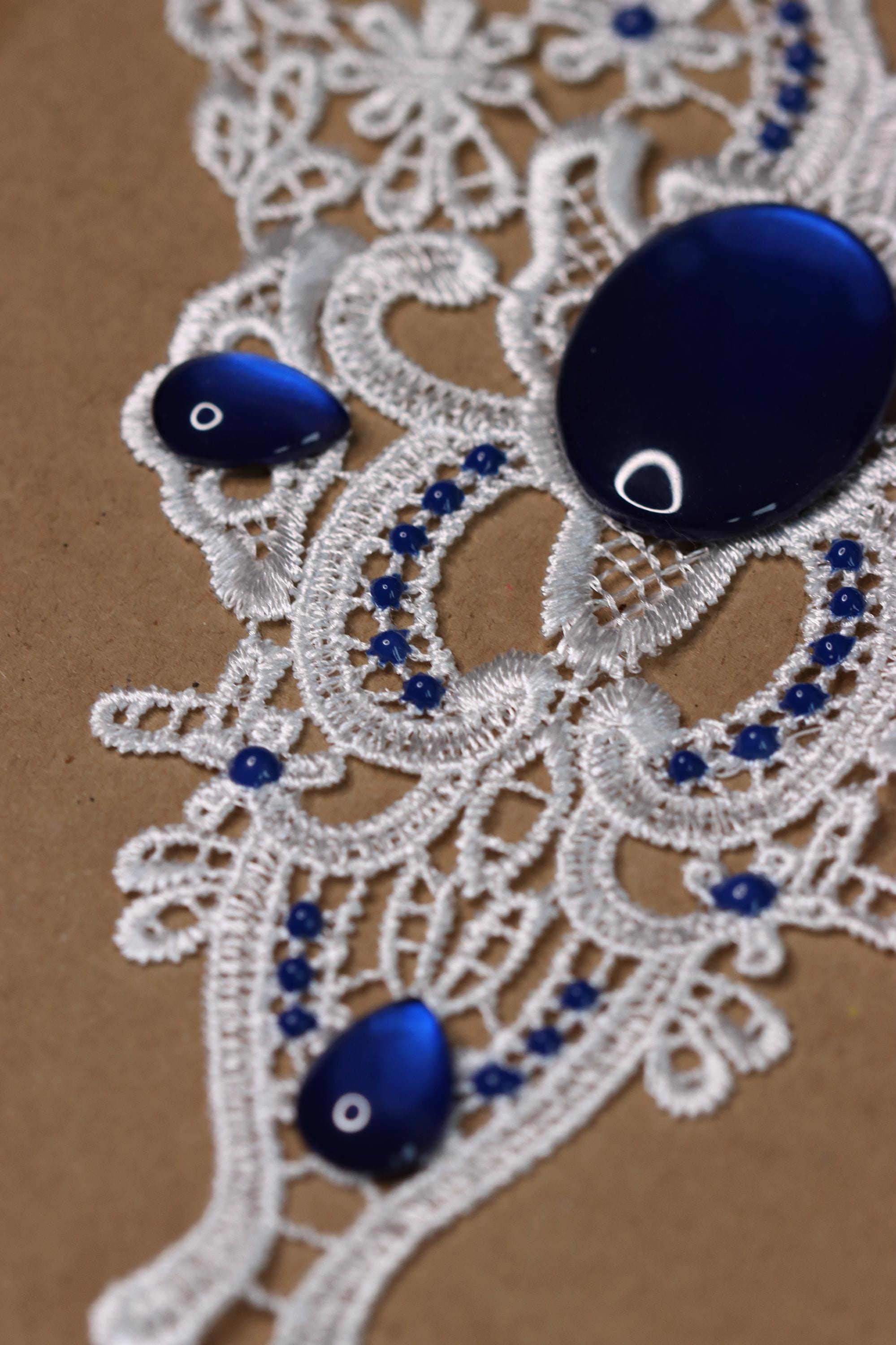 Collier filigran aus Spitze mit farbigen Cabochon Glassteinen für Themenhochzeit und Cosplay Outfit -Chokers- BloodyBrilliants