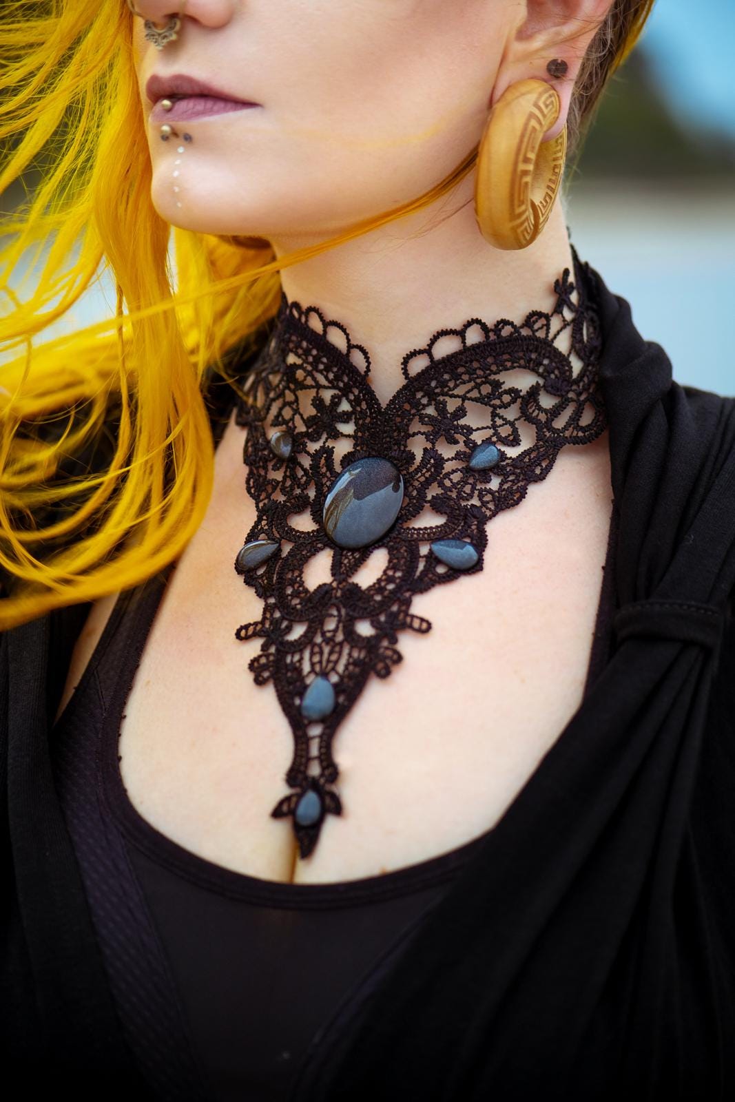 Collier filigran aus Spitze mit farbigen Cabochon Glassteinen für Steampunk Outfit und Gothic Hochzeit für Halloween Adventskalender -Chokers- BloodyBrilliants
