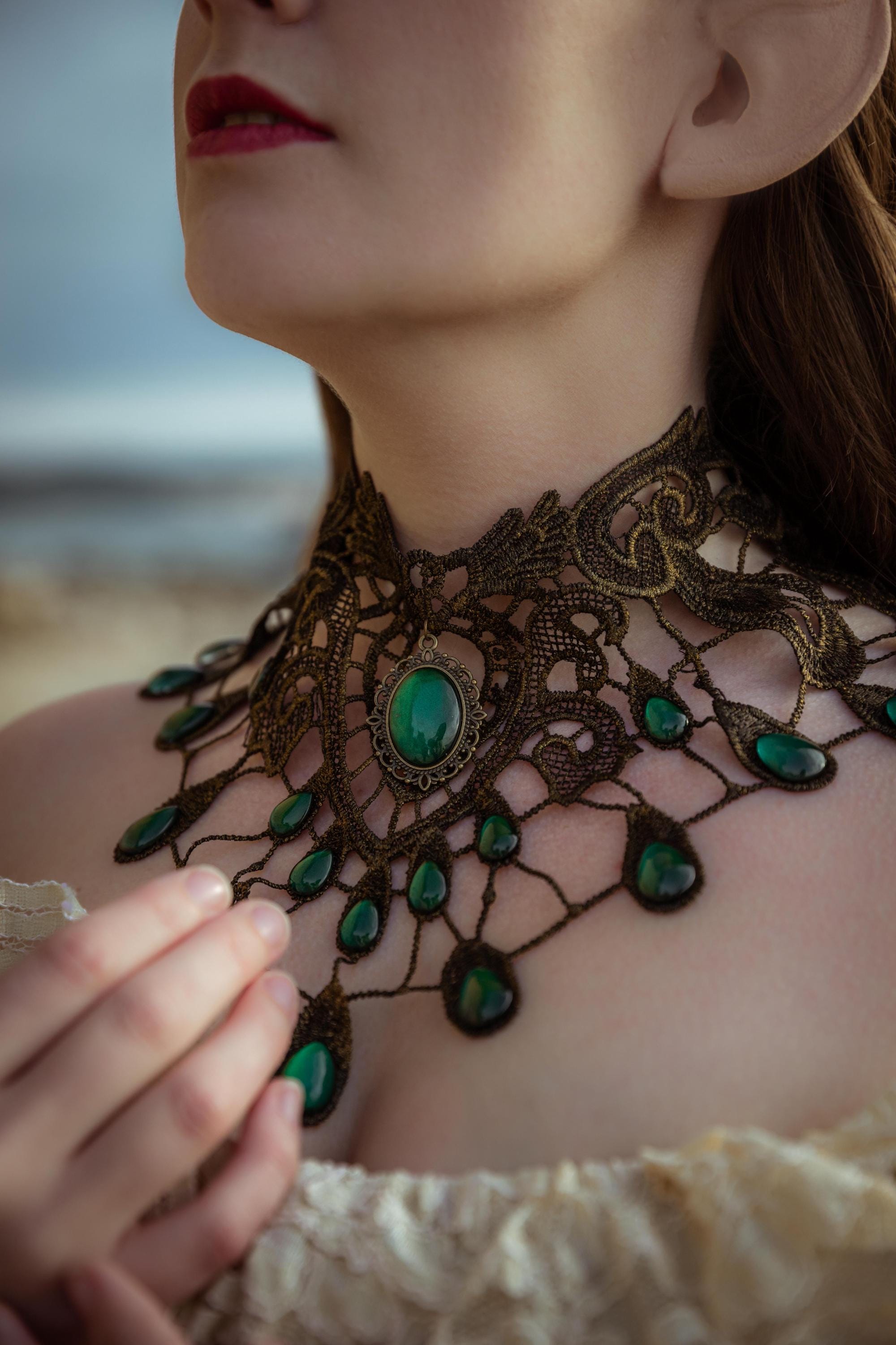 Bronze Collier Tropfen aus Spitze mit metallic glitzernden Glassteinen für Steampunk Outfit oder Vintage Hochzeit -Chokers- BloodyBrilliants