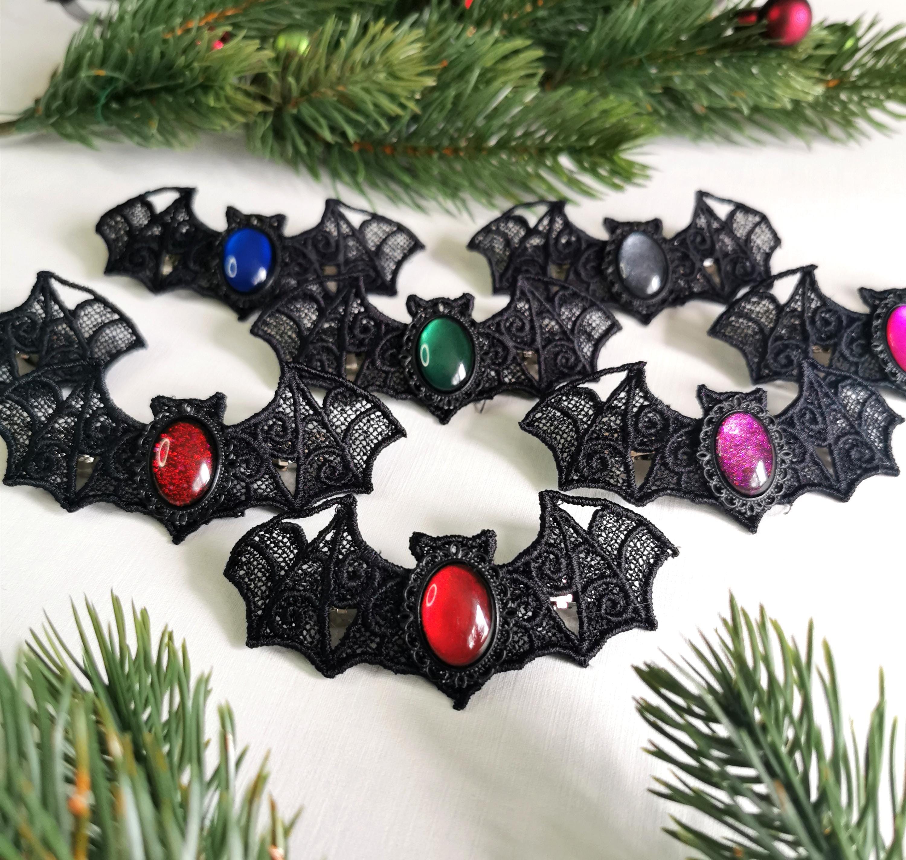 Fledermaus Schmuck Set in Wunschfarbe aus Fledermaus Kettenanhänger und Fledermaus Haarspange als Gothic Schmuck und Halloween Accessoires -Barrettes & Clips- BloodyBrilliants