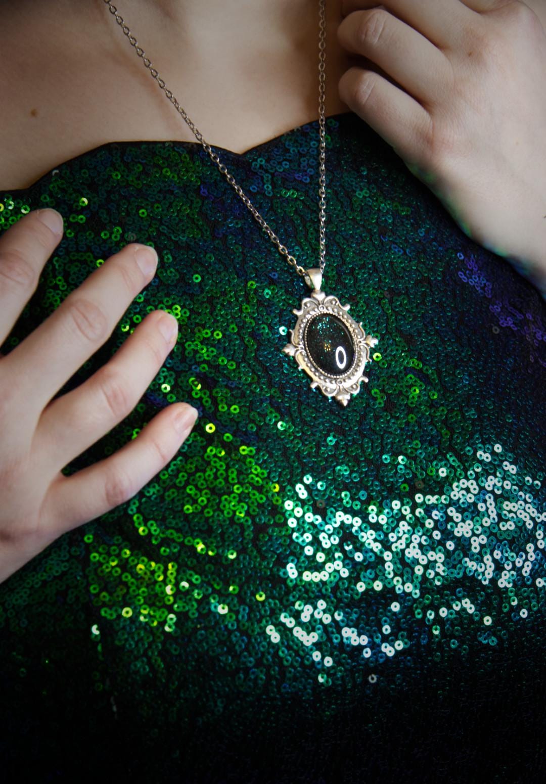 Schmuckset Weihnachtselfe silber aus Kettenanhänger und Jugendstil Haarspange in Wunschfarbe für Weihnachtsoutfit oder Elfen Schmuck -Barrettes & Clips- BloodyBrilliants