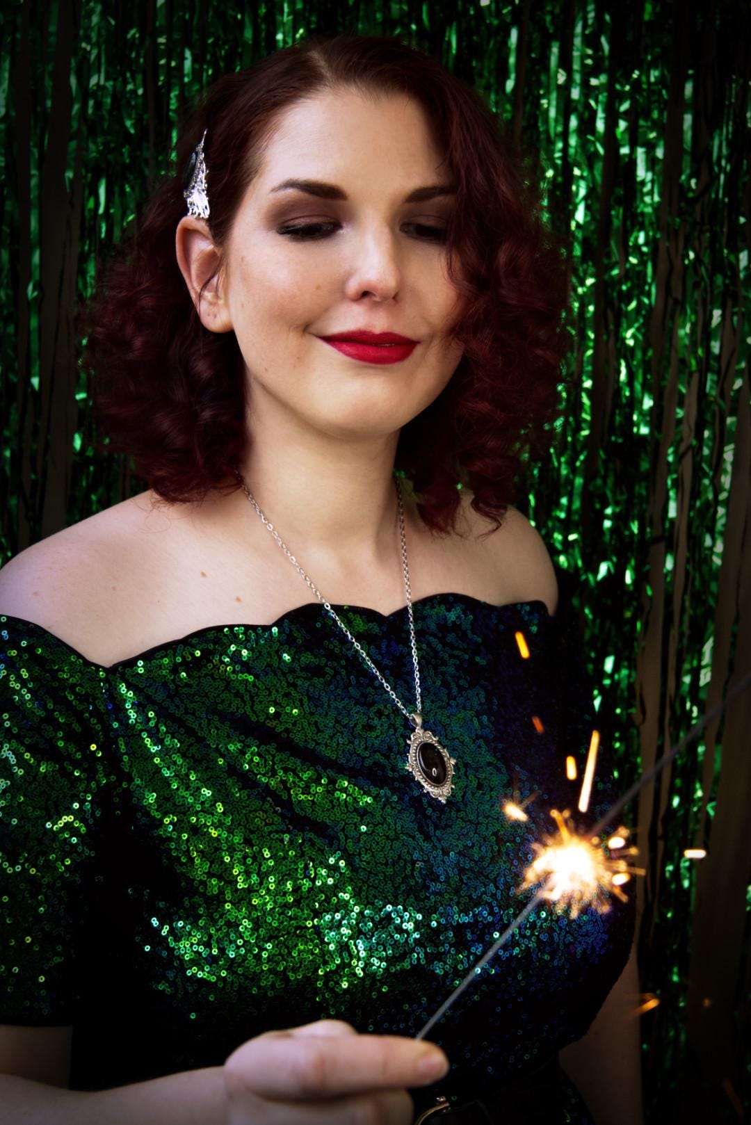 Schmuckset Weihnachtselfe silber aus Kettenanhänger und Jugendstil Haarspange in Wunschfarbe für Weihnachtsoutfit oder Elfen Schmuck -Barrettes & Clips- BloodyBrilliants