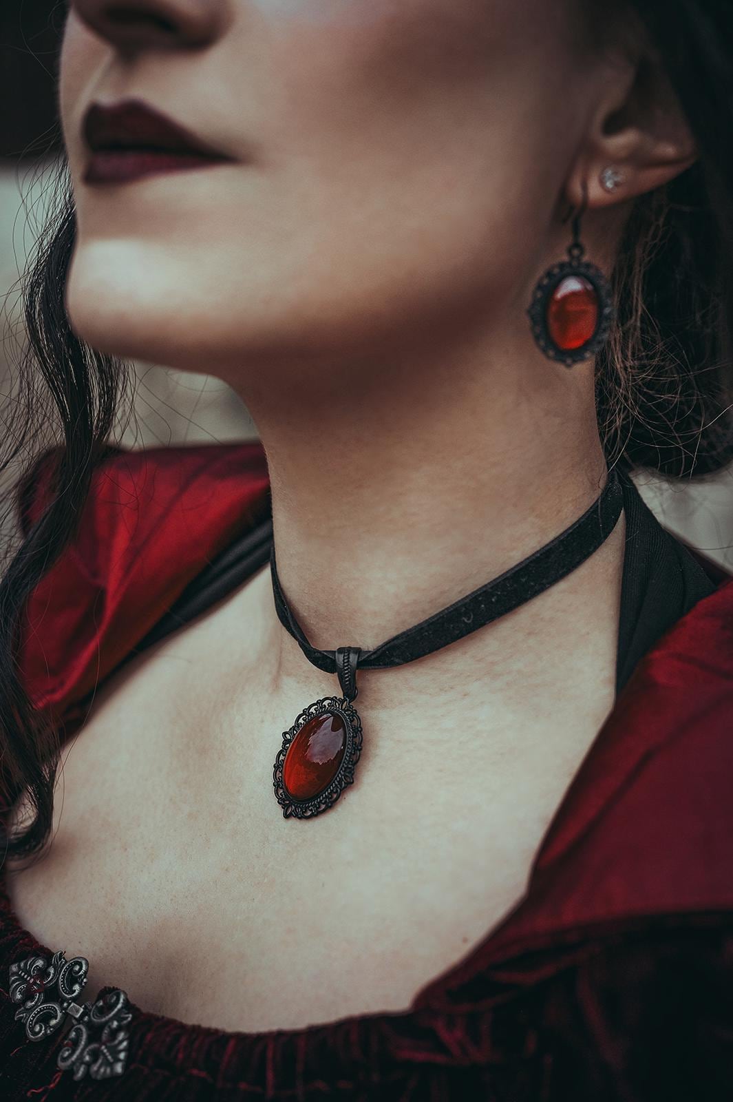 Gothic Schmuck Set in Wunschfarbe aus Fledermaus Haarspange und Gothic Kette, Haarschmuck schwarz & Halloween Schmuck zu Gothic Weihnachten -Barrettes & Clips- BloodyBrilliants