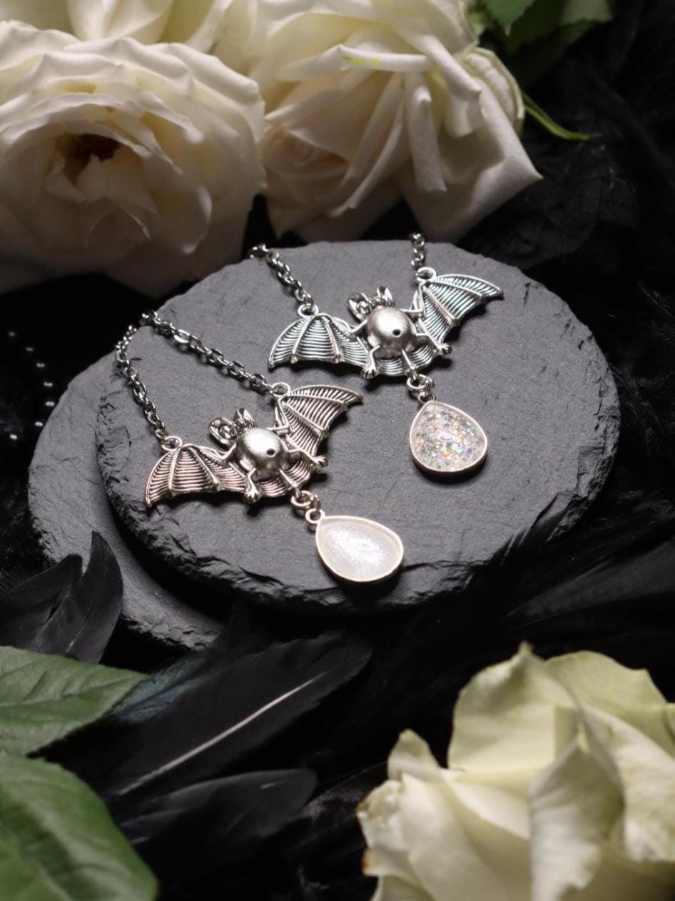 Fledermaus Schmuck Set in Wunschfarbe, Fledermaus Kettenanhänger und silberne Haarspange, Gothic Schmuck & Halloween Kette für Vampir Kostüm -Jewelry Sets- BloodyBrilliants