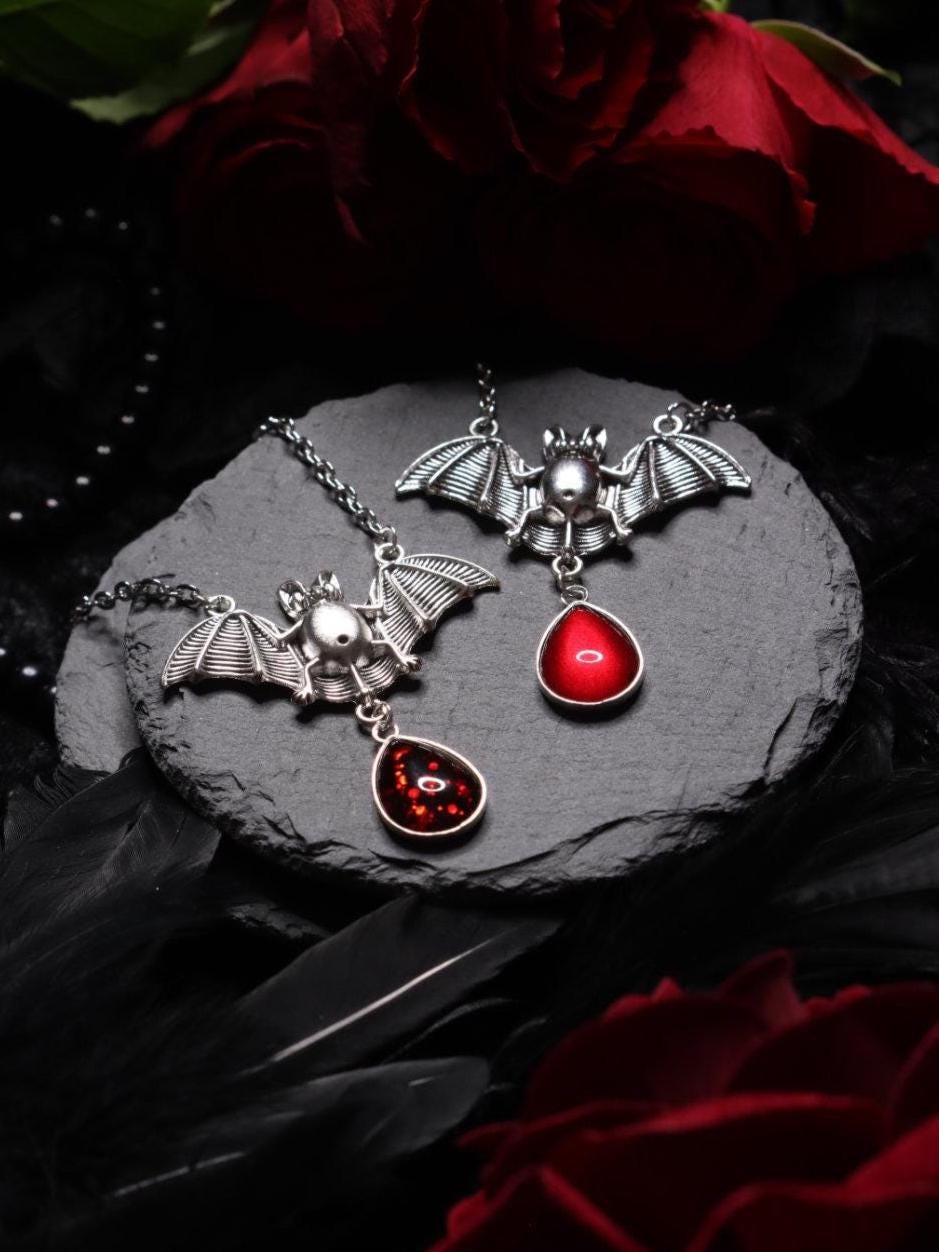 Fledermaus Schmuck Set in Wunschfarbe, Fledermaus Kettenanhänger und Tropfen Ohrringe, Gothic Schmuck und Halloween Kette für Vampir Kostüm -Jewelry Sets- BloodyBrilliants