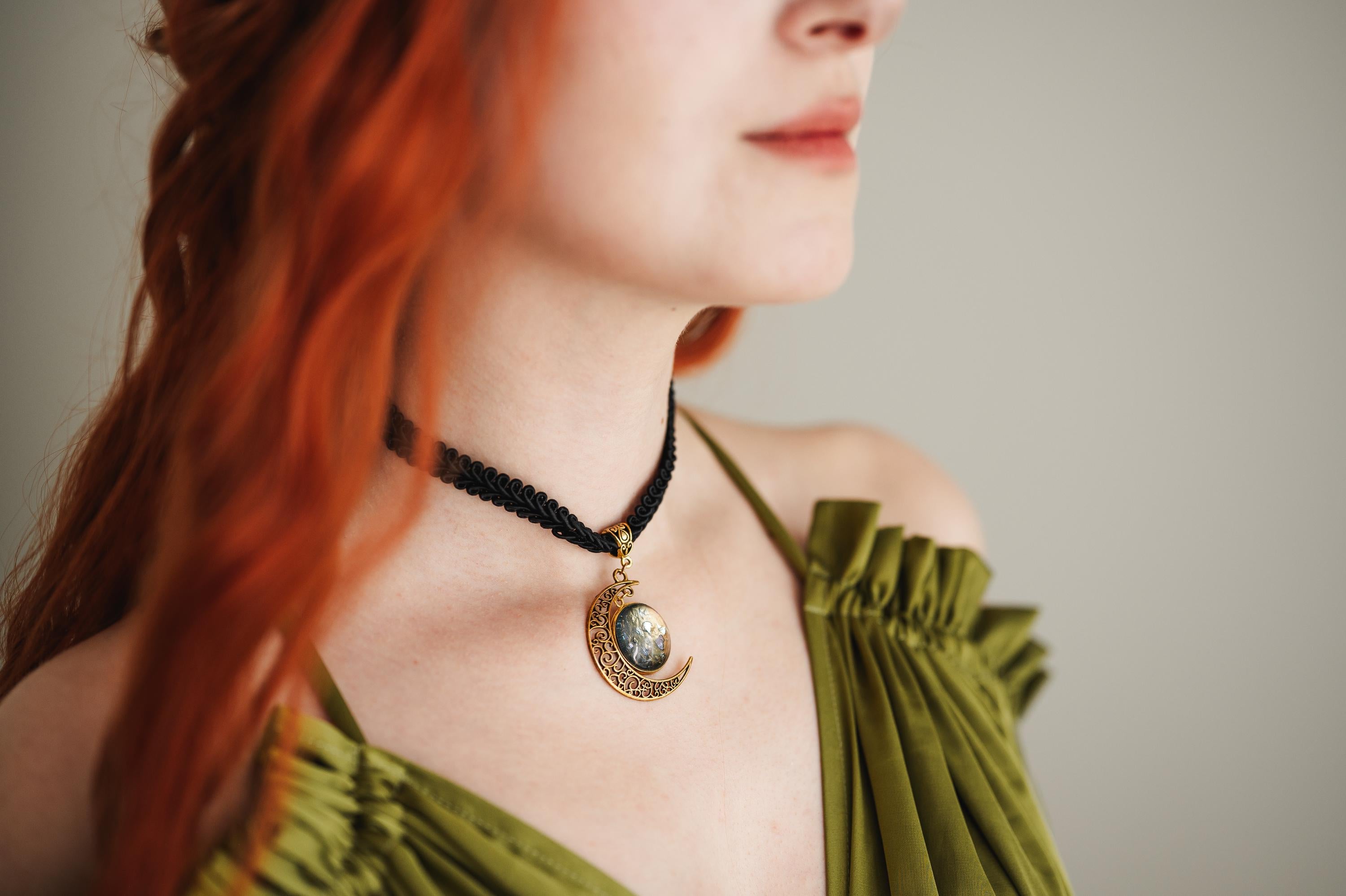 Mondkette & Haarspange gold als Hexen Schmuckset in Wunschfarbe, Gothic Schmuck für Halloween Adventskalender und Dark Academia Accessoire -Jewelry Sets- BloodyBrilliants