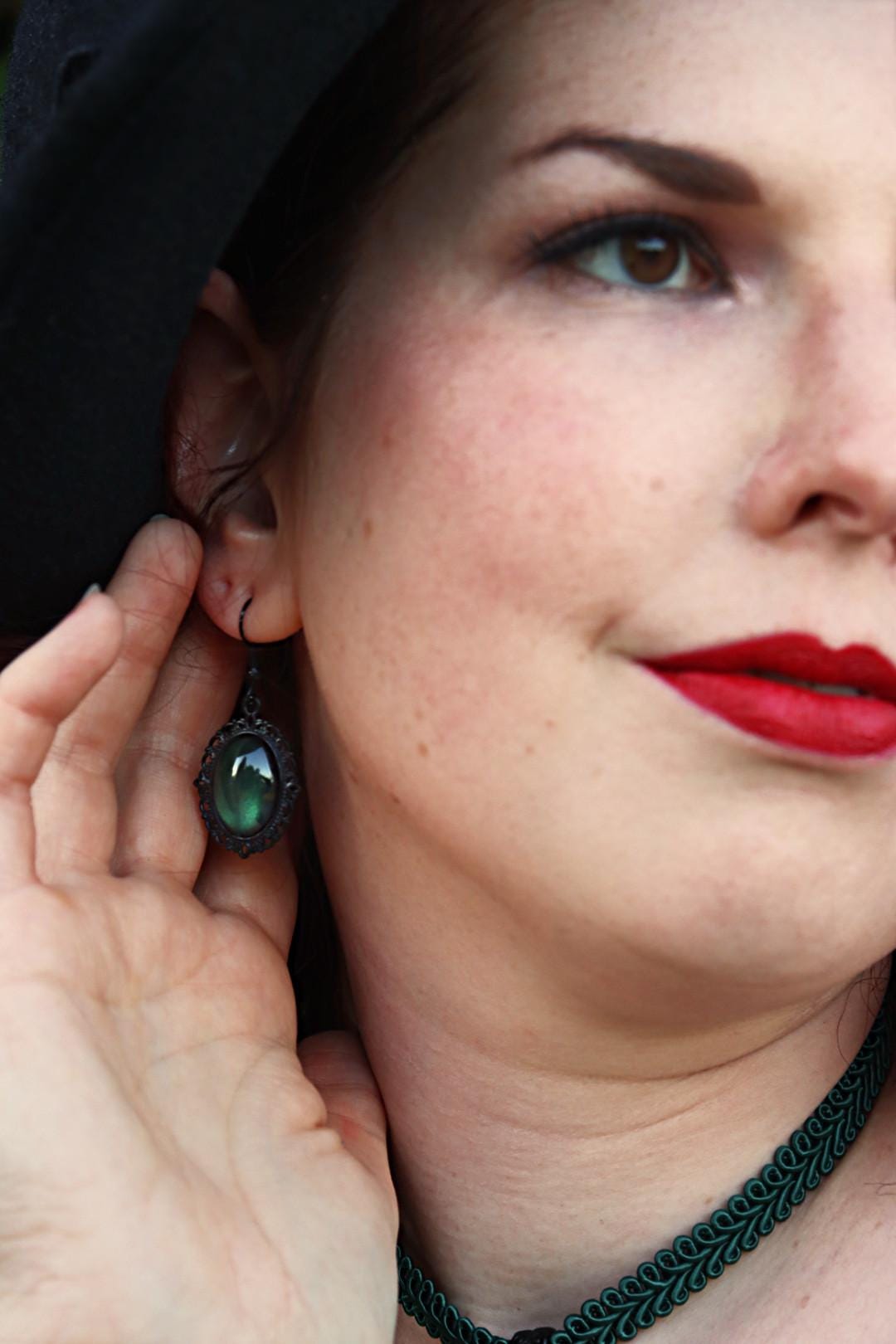 Ohrringe oval mit Farbstein -Dangle & Drop Earrings- BloodyBrilliants
