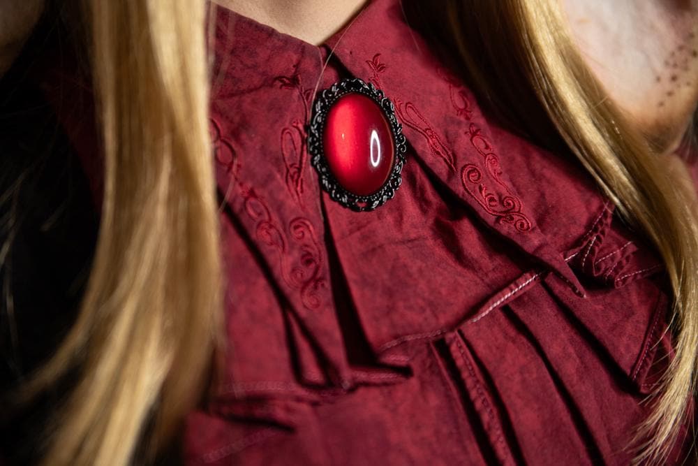 Goldene Brosche Wunschfarbe oval aus Glassteinen als Cosplay Schmuck und Steampunk Accessoire für Vintage Weihnachten -Brooches- BloodyBrilliants