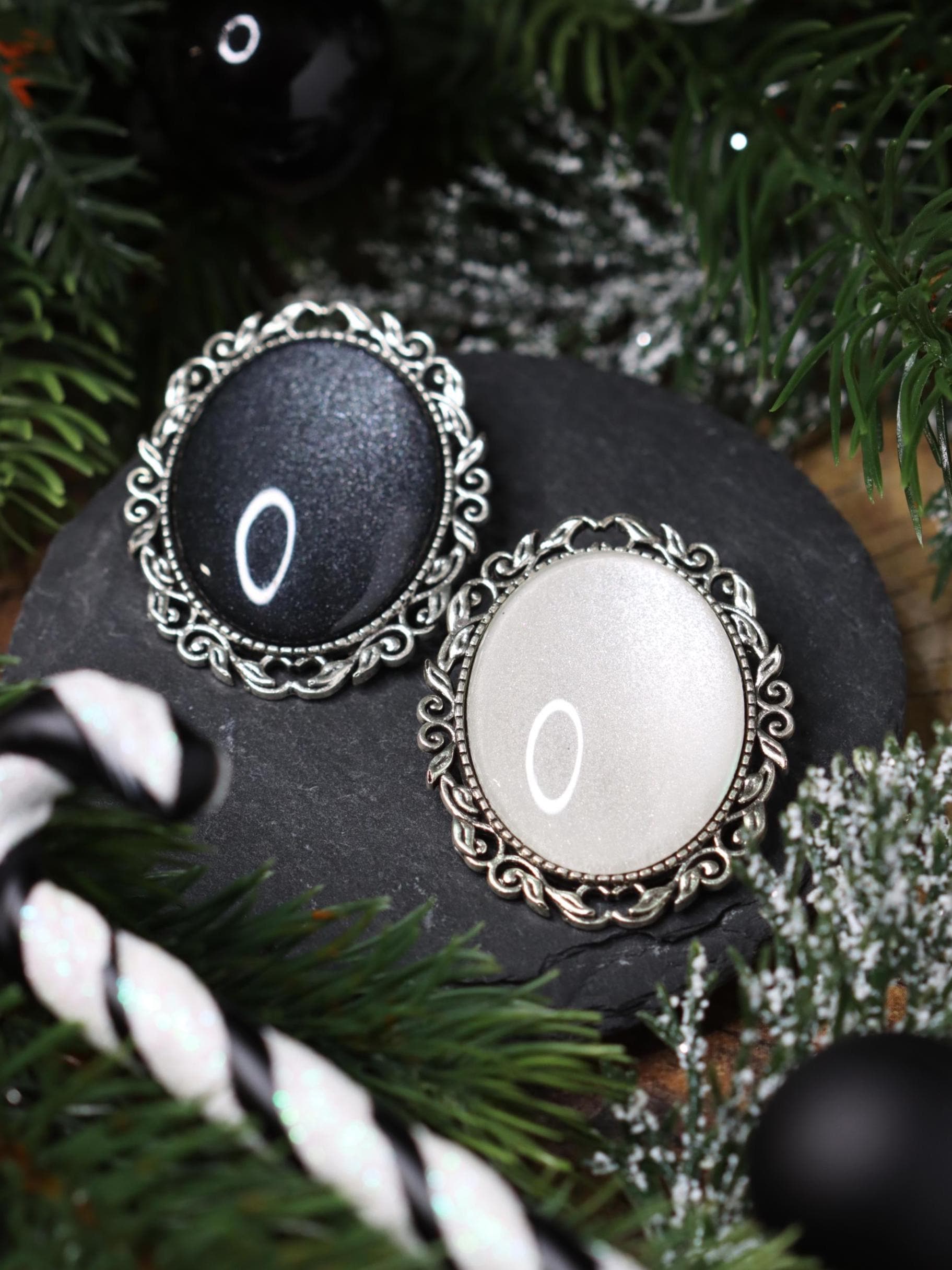 Goldene Brosche Wunschfarbe oval aus Glassteinen als Cosplay Schmuck und Steampunk Accessoire für Vintage Weihnachten -Brooches- BloodyBrilliants