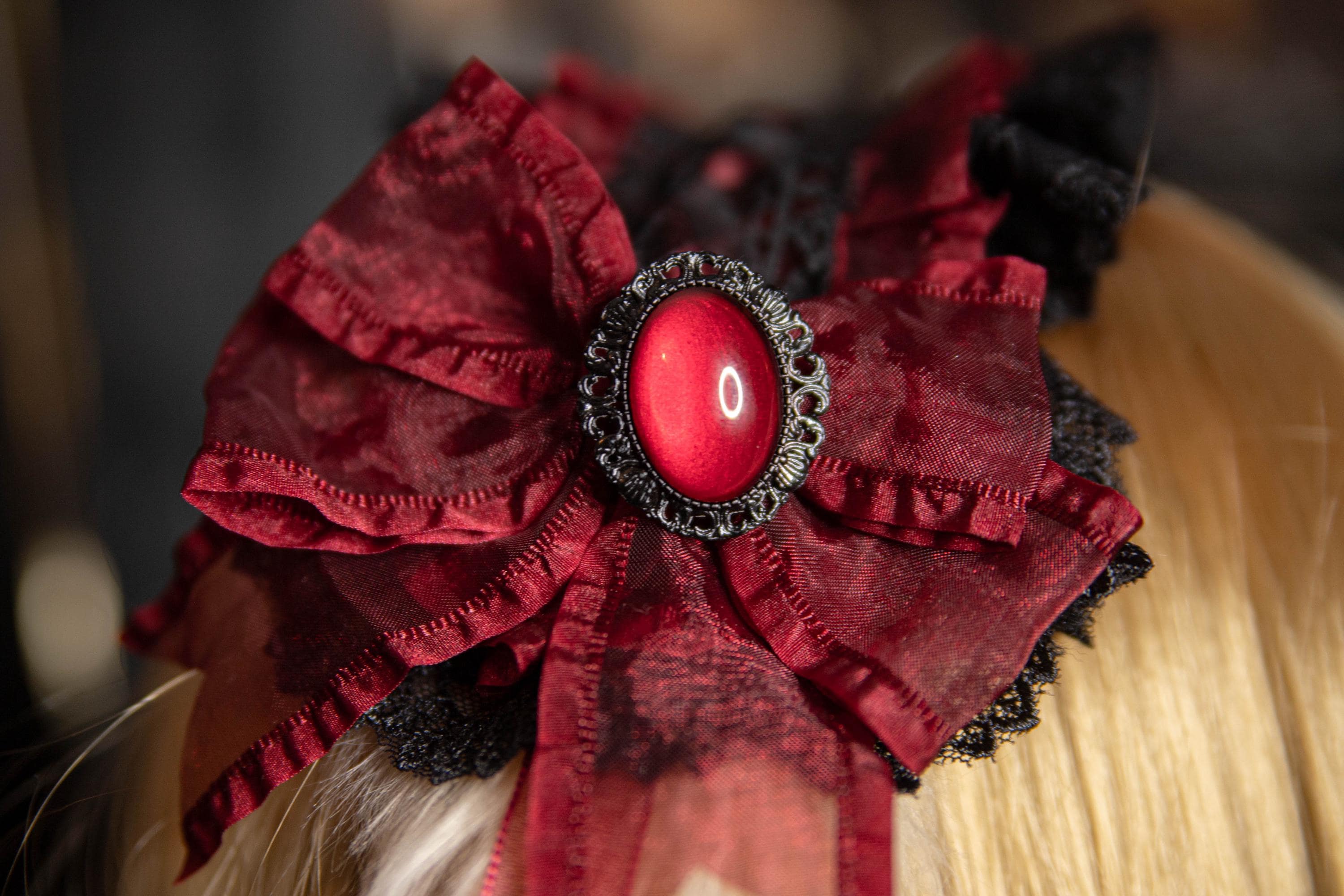 Ovale Brosche Wunschfarbe aus Glassteinen in Schwarz Silber und Bronze als Cosplay Schmuck und Gothic Geschenk -Brooches- BloodyBrilliants