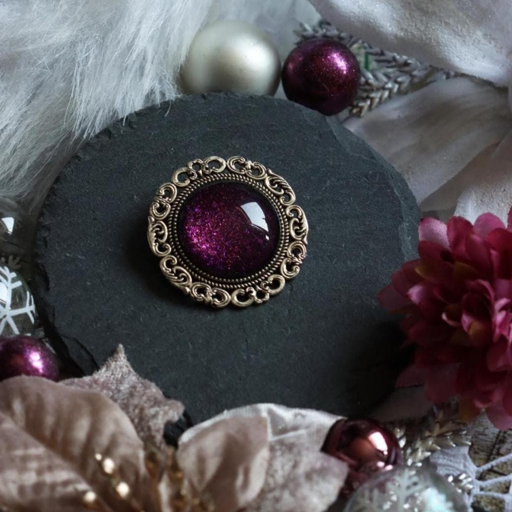 Runde Brosche mit Farbstein -Brooches- BloodyBrilliants