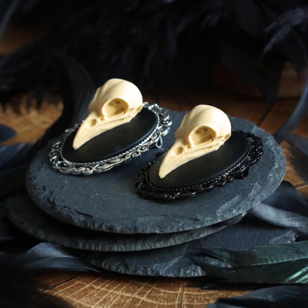 Vogel Schädel Brosche gold als Gothic Schmuck für Dark Academia Outfit, Mittelalter Schmuck für Hexen Adventskalender, Steampunk Stil -Brooches- BloodyBrilliants