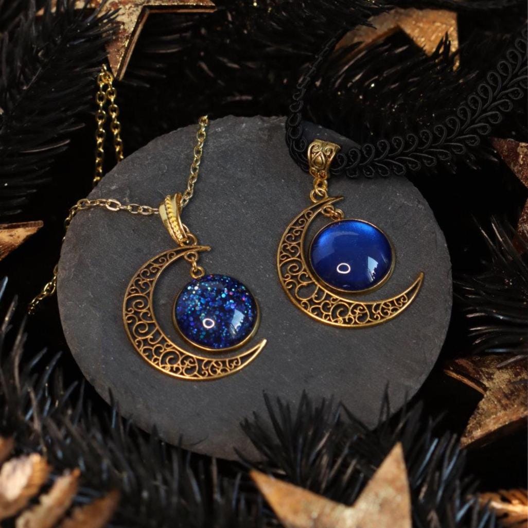 Mond Kettenanhänger in Wunschfarbe - Mond Schmuck im Dark Academia Style, Gothic Schmuck für Hexen Adventskalender, Choker schwarz -Pendants- BloodyBrilliants