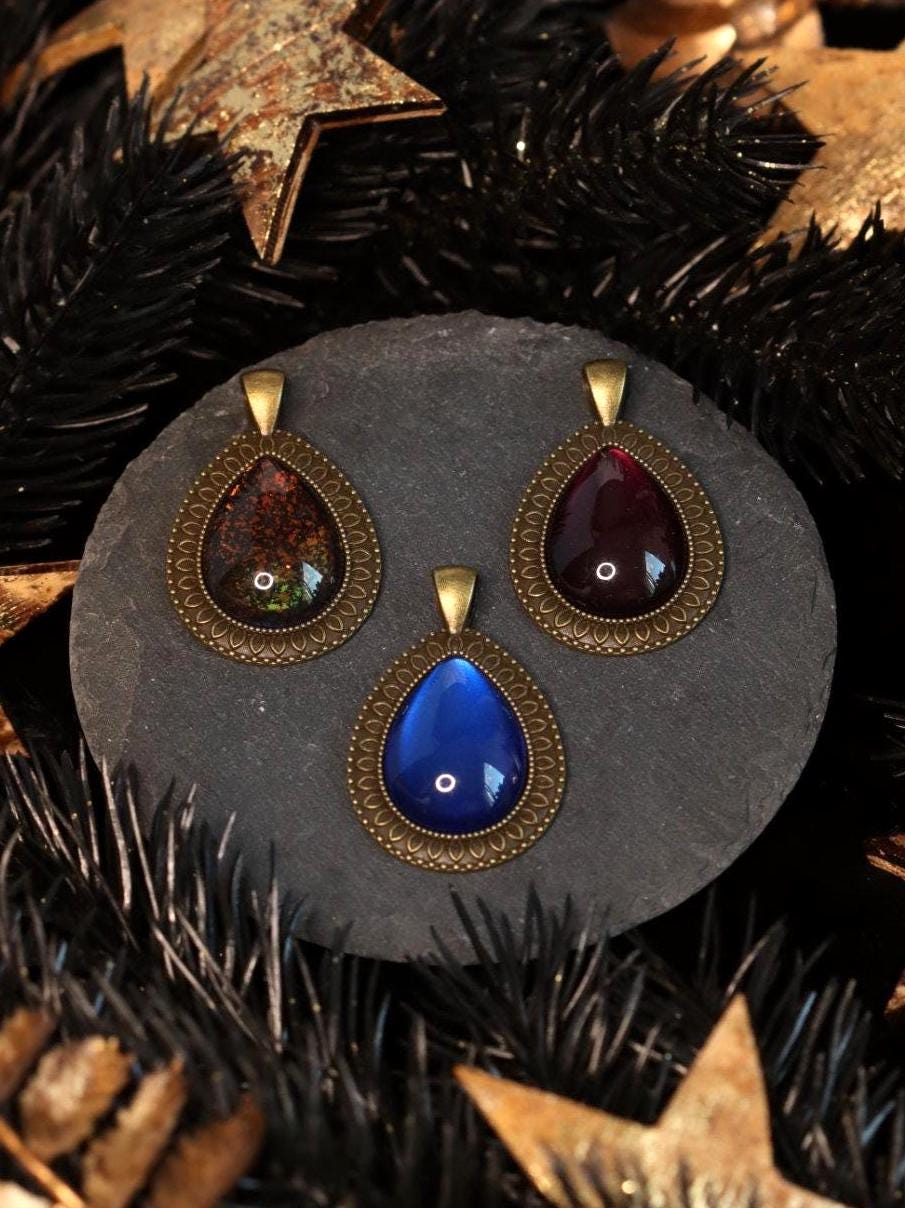 Tropfen Anhänger verziert mit Farbstein -Pendants- BloodyBrilliants