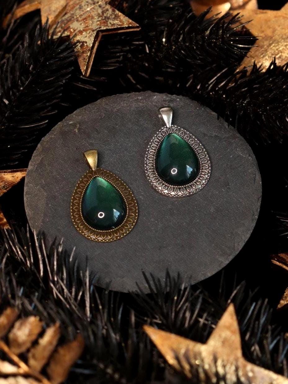 Tropfen Anhänger verziert mit Farbstein -Pendants- BloodyBrilliants