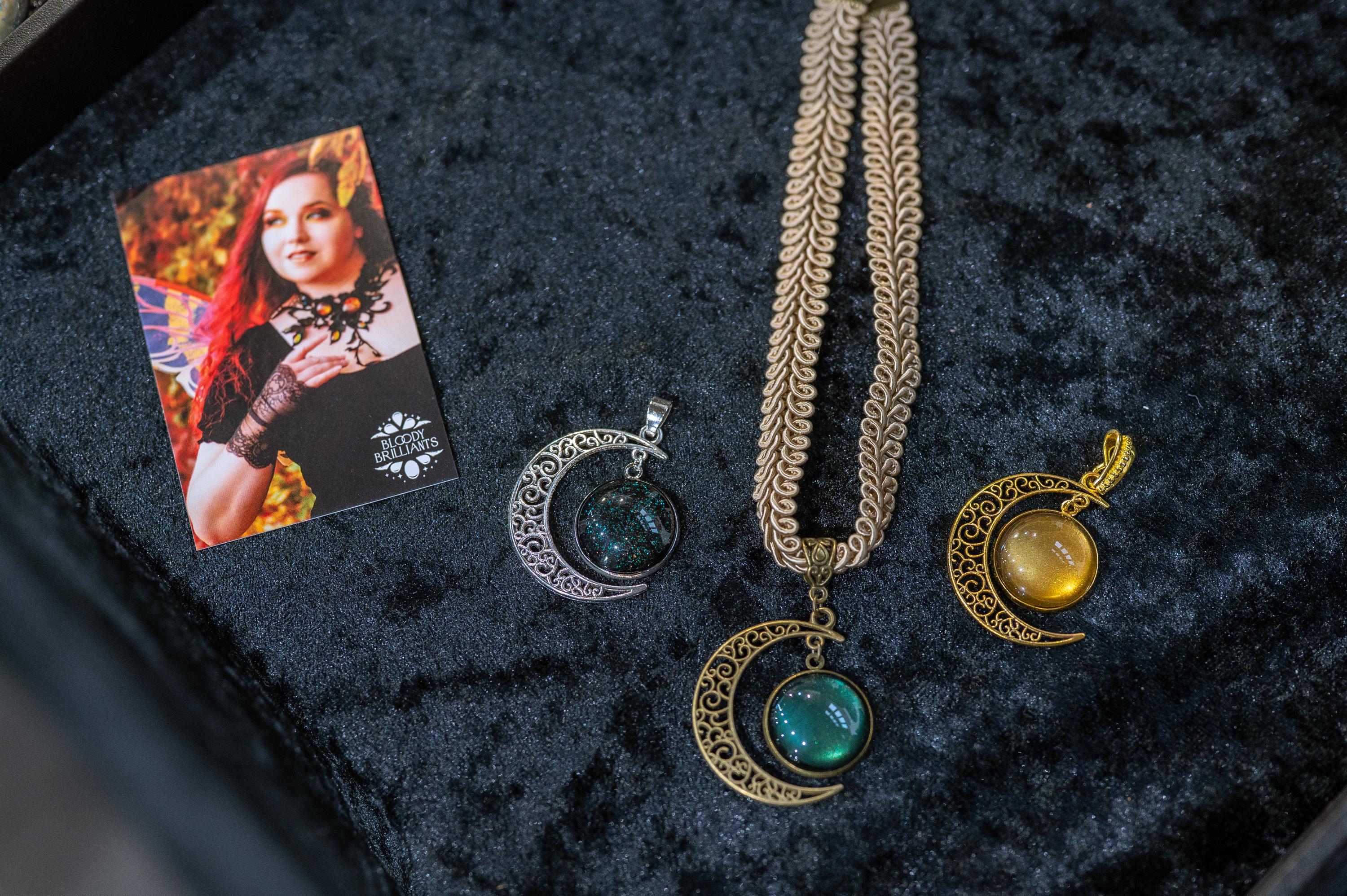 Mond Kette in Wunschfarbe - Choker gold als Vintage Schmuck mit Mond Anhänger, Dark Academia Style für Hexen Adventskalender, Mond Schmuck -Chokers- BloodyBrilliants