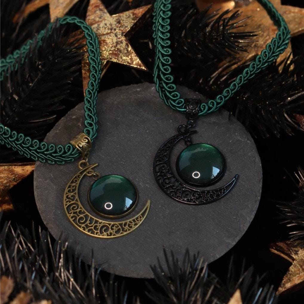 Mond Kette in Wunschfarbe - Choker grün als Vintage Schmuck mit Mond Anhänger, Dark Academia Style für Hexen Adventskalender, Mond Schmuck -Chokers- BloodyBrilliants
