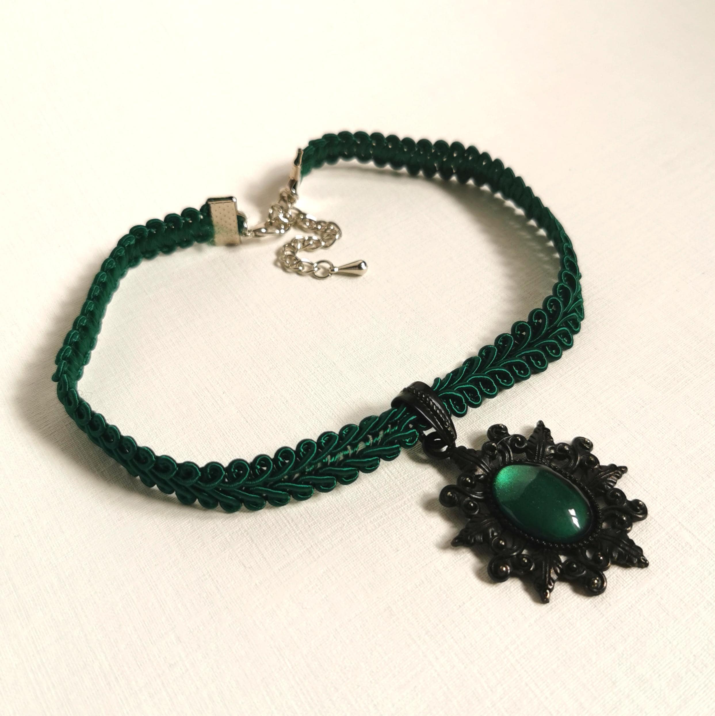 Kette grün mit Stern Kettenanhänger in Wunschfarbe, Kette mit grünem Stein als Mittelalter Schmuck, Stern Schmuck für Vintage Weihnachten -Chokers- BloodyBrilliants