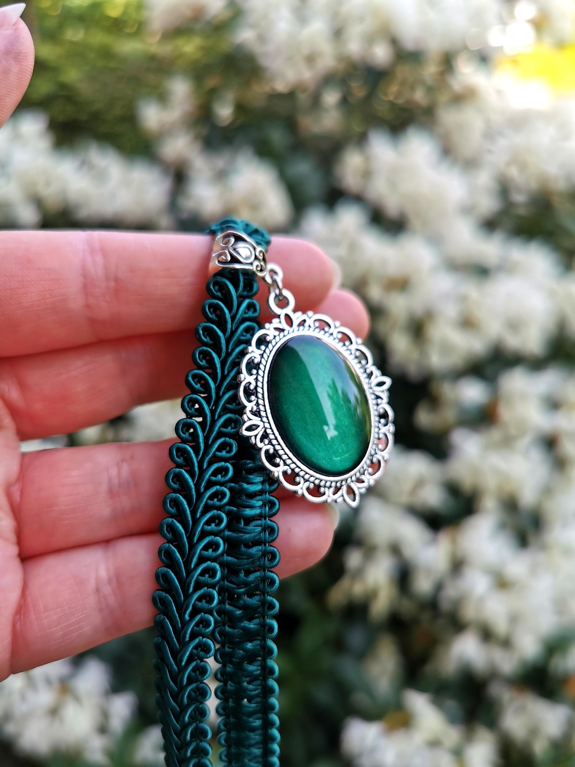 Kette grün mit Stern Kettenanhänger in Wunschfarbe, Kette mit grünem Stein als Mittelalter Schmuck, Stern Schmuck für Vintage Weihnachten -Chokers- BloodyBrilliants