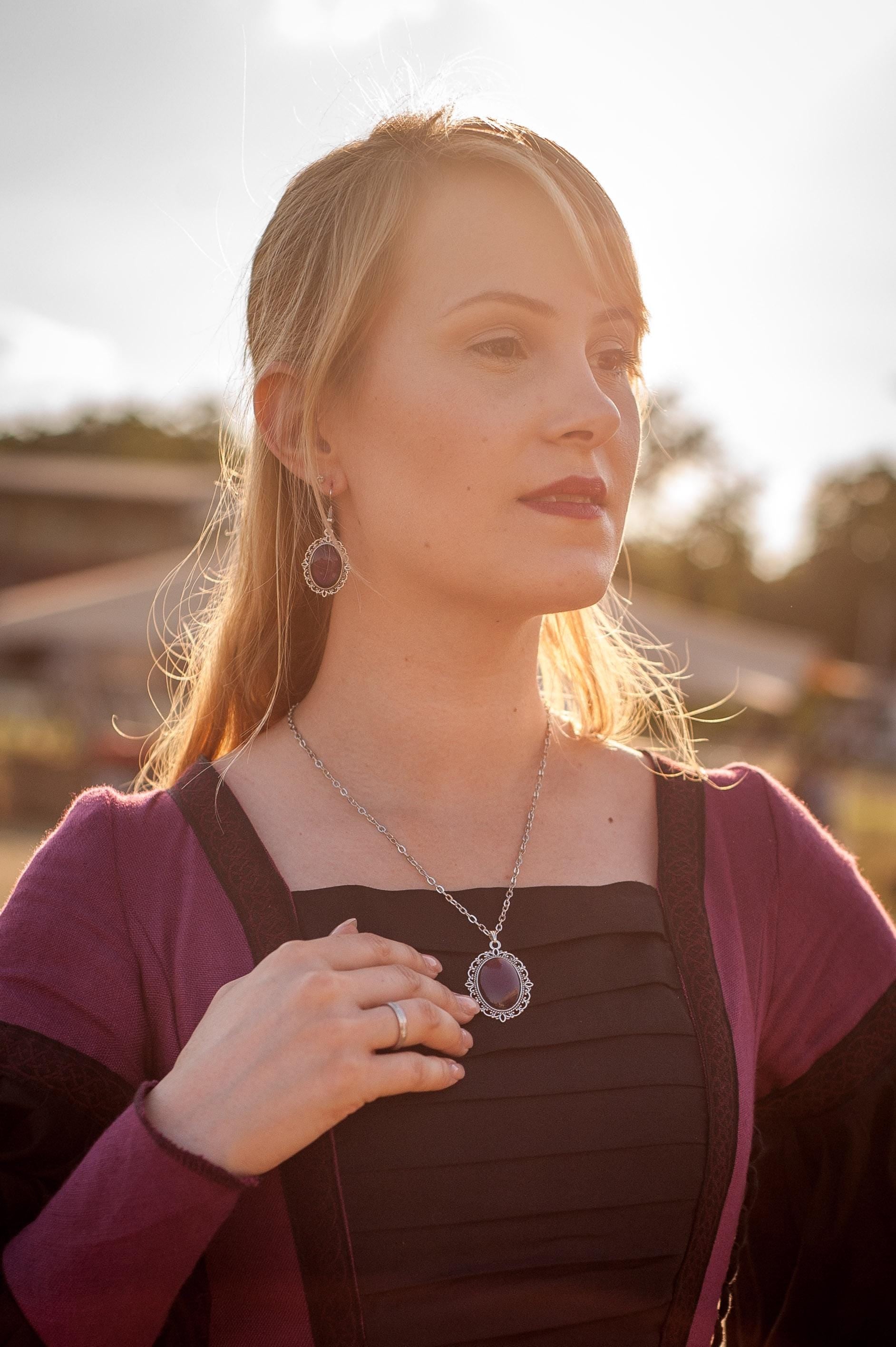 Anhänger Oval in Wunschfarbe, Vintage Kette als Geburtstagsgeschenk, Gothic Kettenanhänger als Mittelalter Schmuck für Vintage Weihnachten -Pendants- BloodyBrilliants