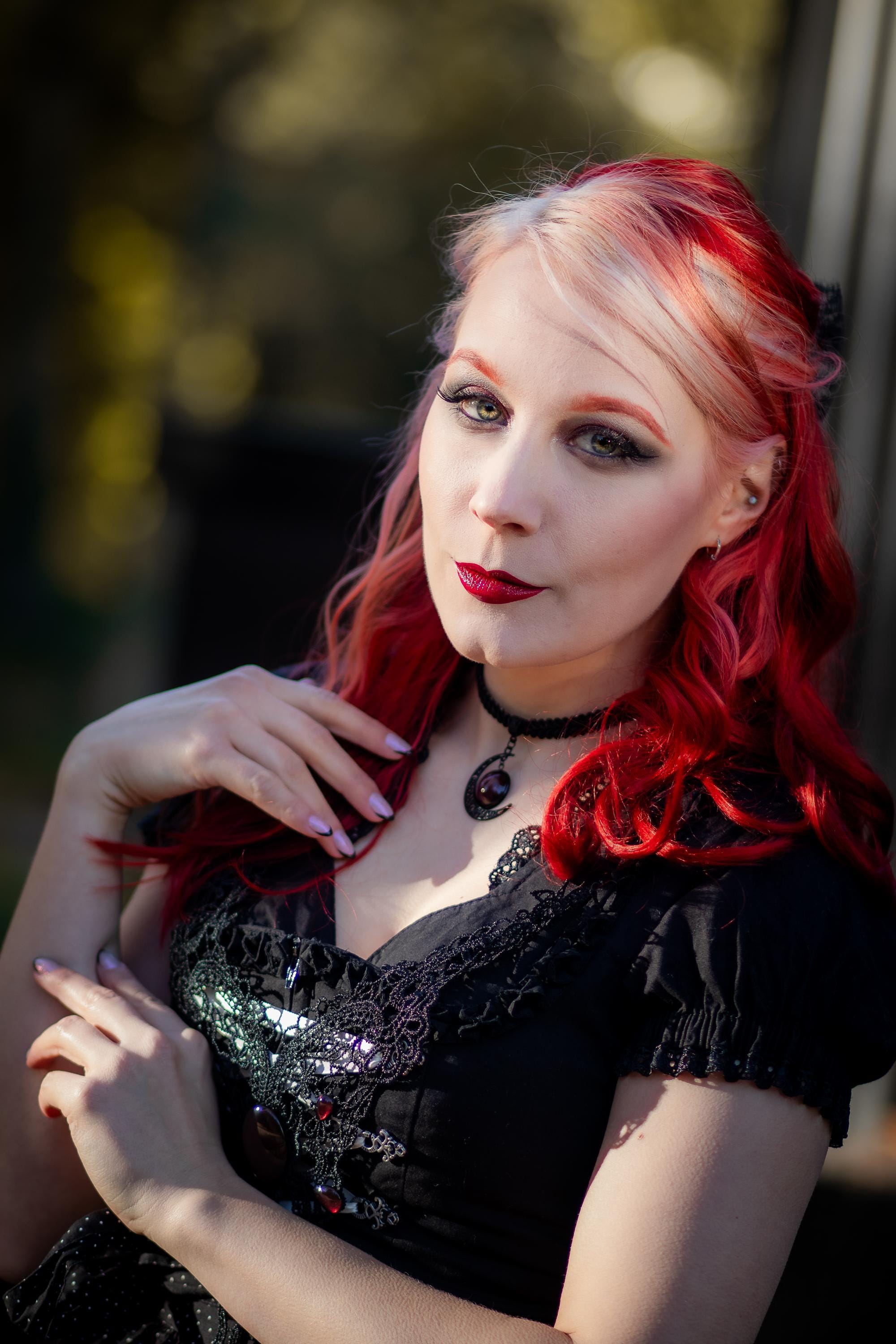 Mond Kette in Wunschfarbe - Choker schwarz als Vintage Halsband mit Halbmond im Dark Academia Style für Hexen Adventskalender, Mond Schmuck -Chokers- BloodyBrilliants