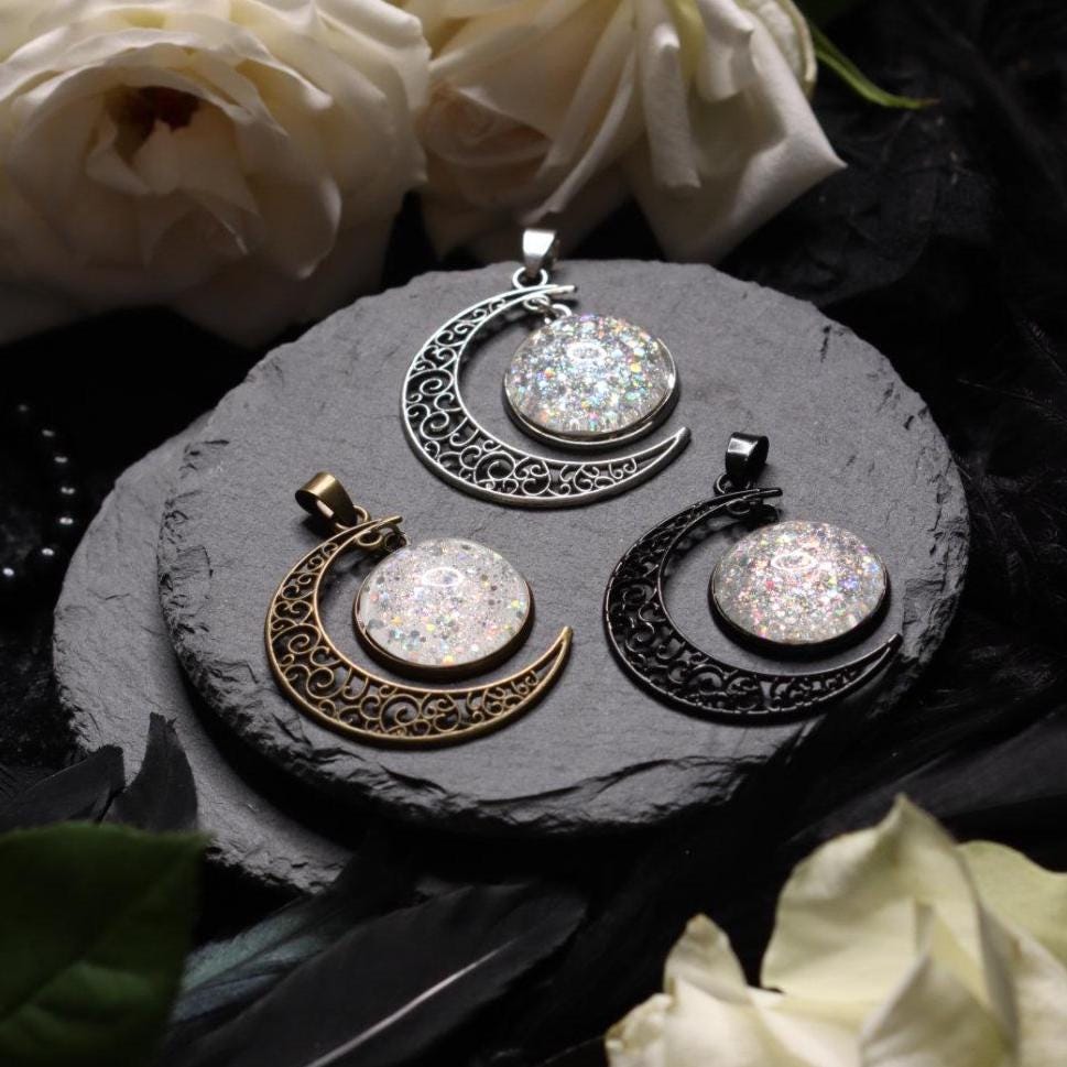 Mond Kettenanhänger in Wunschfarbe - Mond Schmuck im Dark Academia Style, Gothic Schmuck für Hexen Adventskalender, Choker schwarz -Pendants- BloodyBrilliants