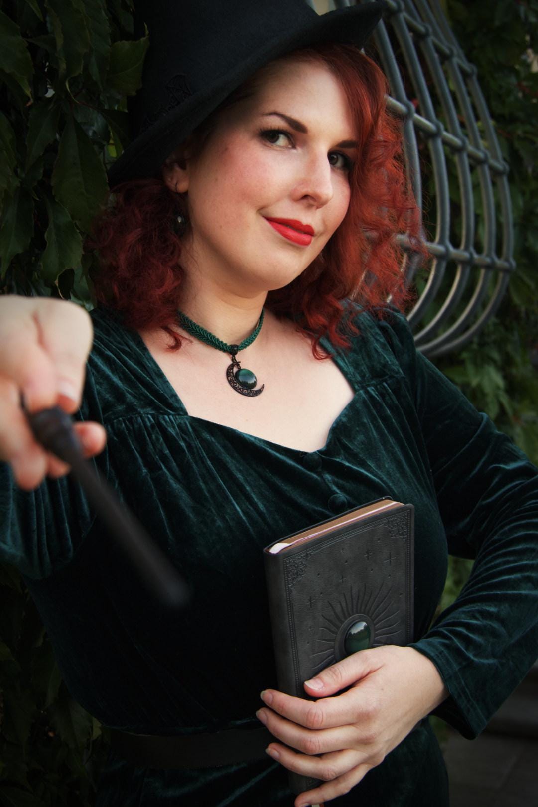 Mond Kette in Wunschfarbe - Choker grün als Vintage Schmuck mit Mond Anhänger, Dark Academia Style für Hexen Adventskalender, Mond Schmuck -Chokers- BloodyBrilliants