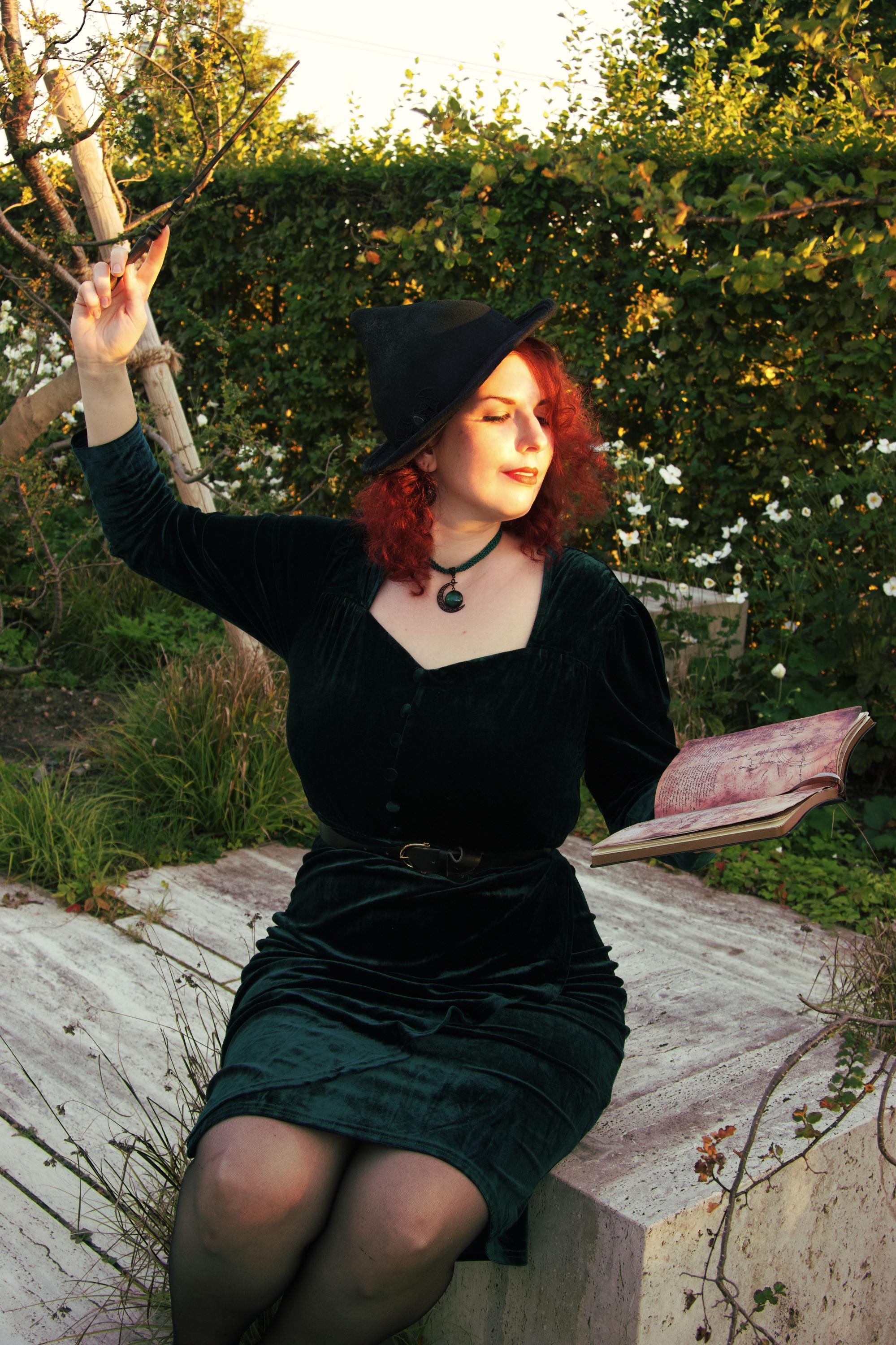 Mond Kette in Wunschfarbe - Choker grün als Vintage Schmuck mit Mond Anhänger, Dark Academia Style für Hexen Adventskalender, Mond Schmuck -Chokers- BloodyBrilliants