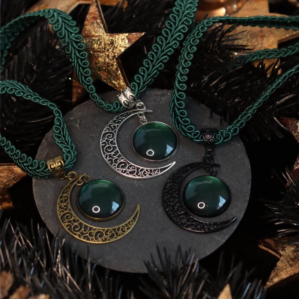 Mond Kette in Wunschfarbe - Choker grün als Vintage Schmuck mit Mond Anhänger, Dark Academia Style für Hexen Adventskalender, Mond Schmuck -Chokers- BloodyBrilliants