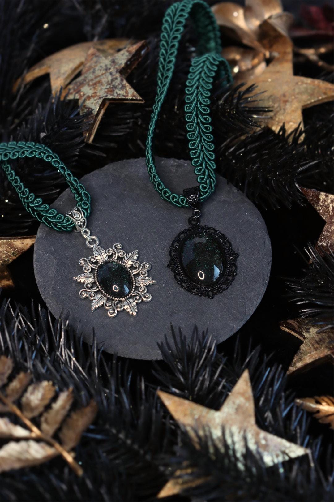 Kette grün mit Stern Kettenanhänger in Wunschfarbe, Kette mit grünem Stein als Mittelalter Schmuck, Stern Schmuck für Vintage Weihnachten -Chokers- BloodyBrilliants