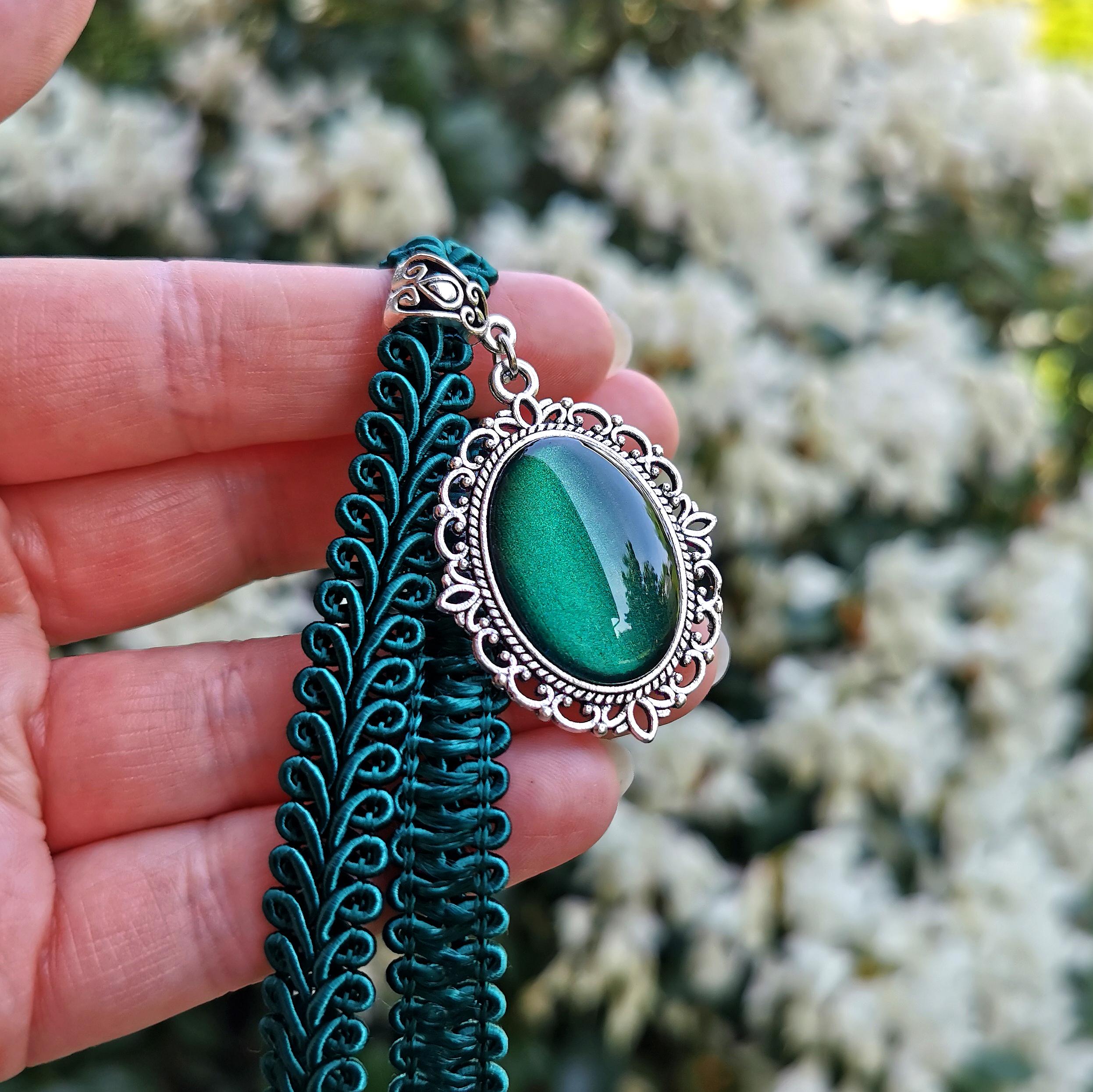 Kette grün mit Stern Kettenanhänger in Wunschfarbe, Kette mit grünem Stein als Mittelalter Schmuck, Stern Schmuck für Vintage Weihnachten -Chokers- BloodyBrilliants