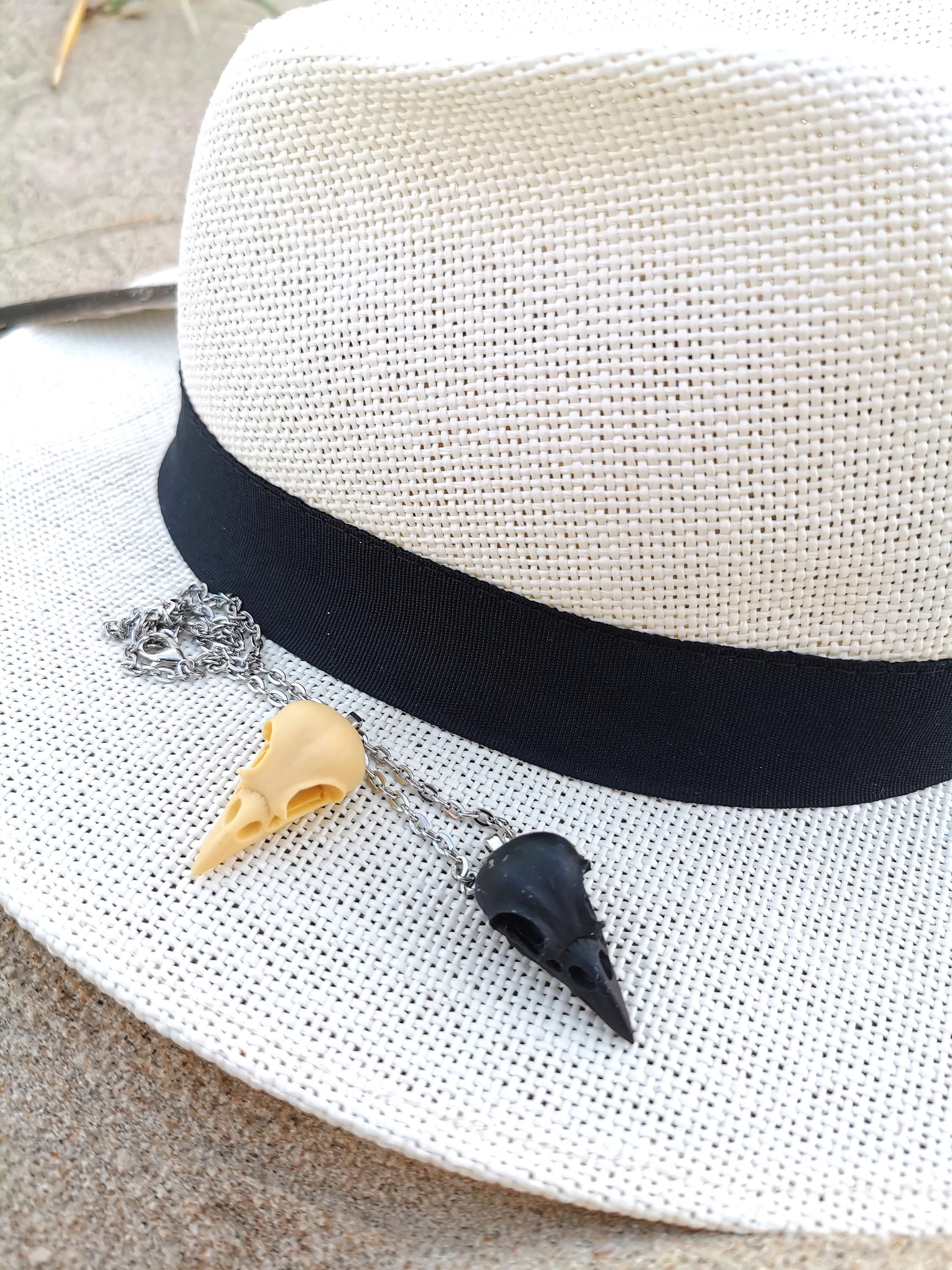 Rabenschädel Kette, Anhänger Vogelschädel aus Harz als Mittelalter Schmuck, Gothic Schmuck für Dark Academia Outfit, Tier Schädel Anhänger -Pendants- BloodyBrilliants