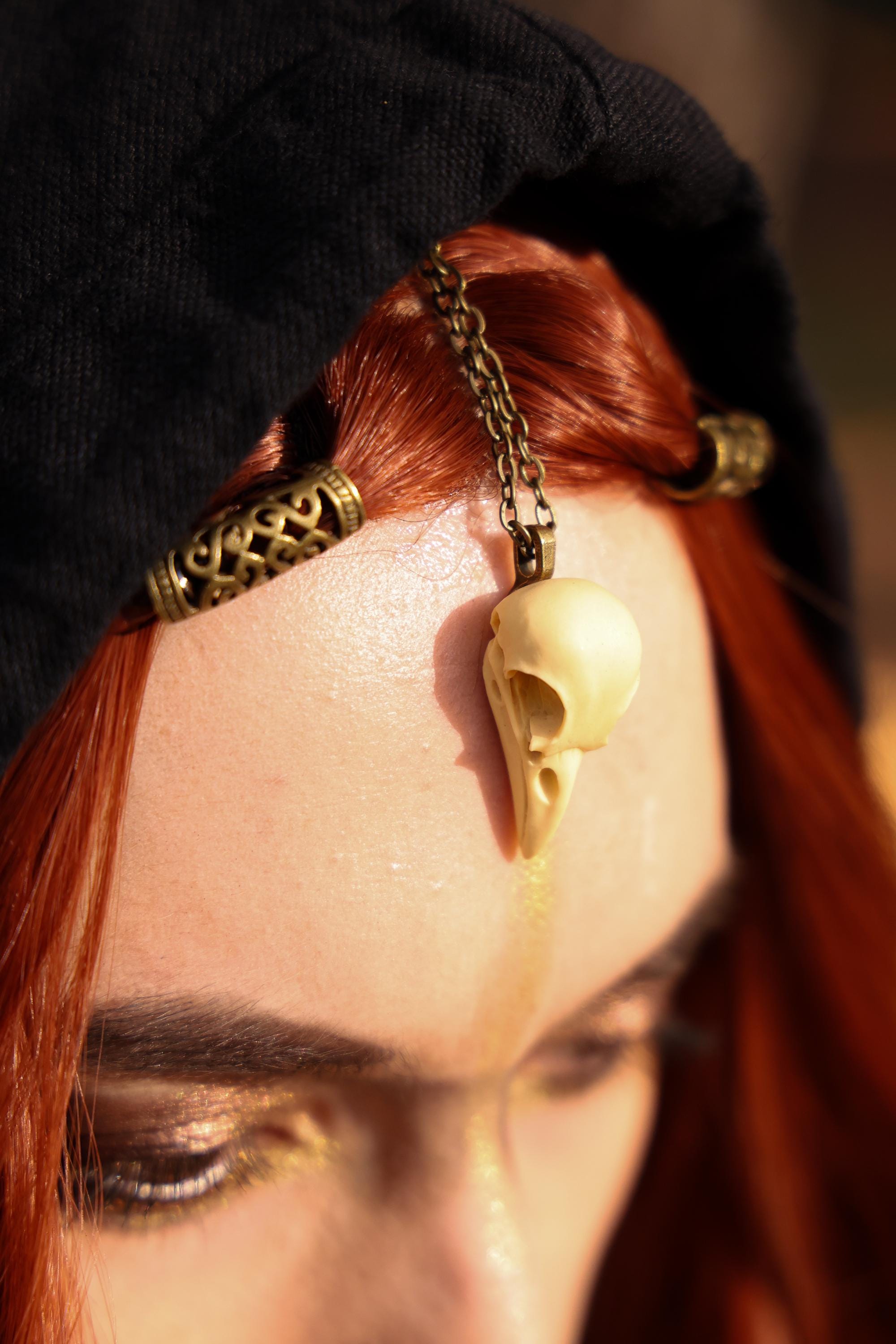 Rabenschädel Kette, Anhänger Vogelschädel aus Harz als Mittelalter Schmuck, Gothic Schmuck für Dark Academia Outfit, Tier Schädel Anhänger -Pendants- BloodyBrilliants