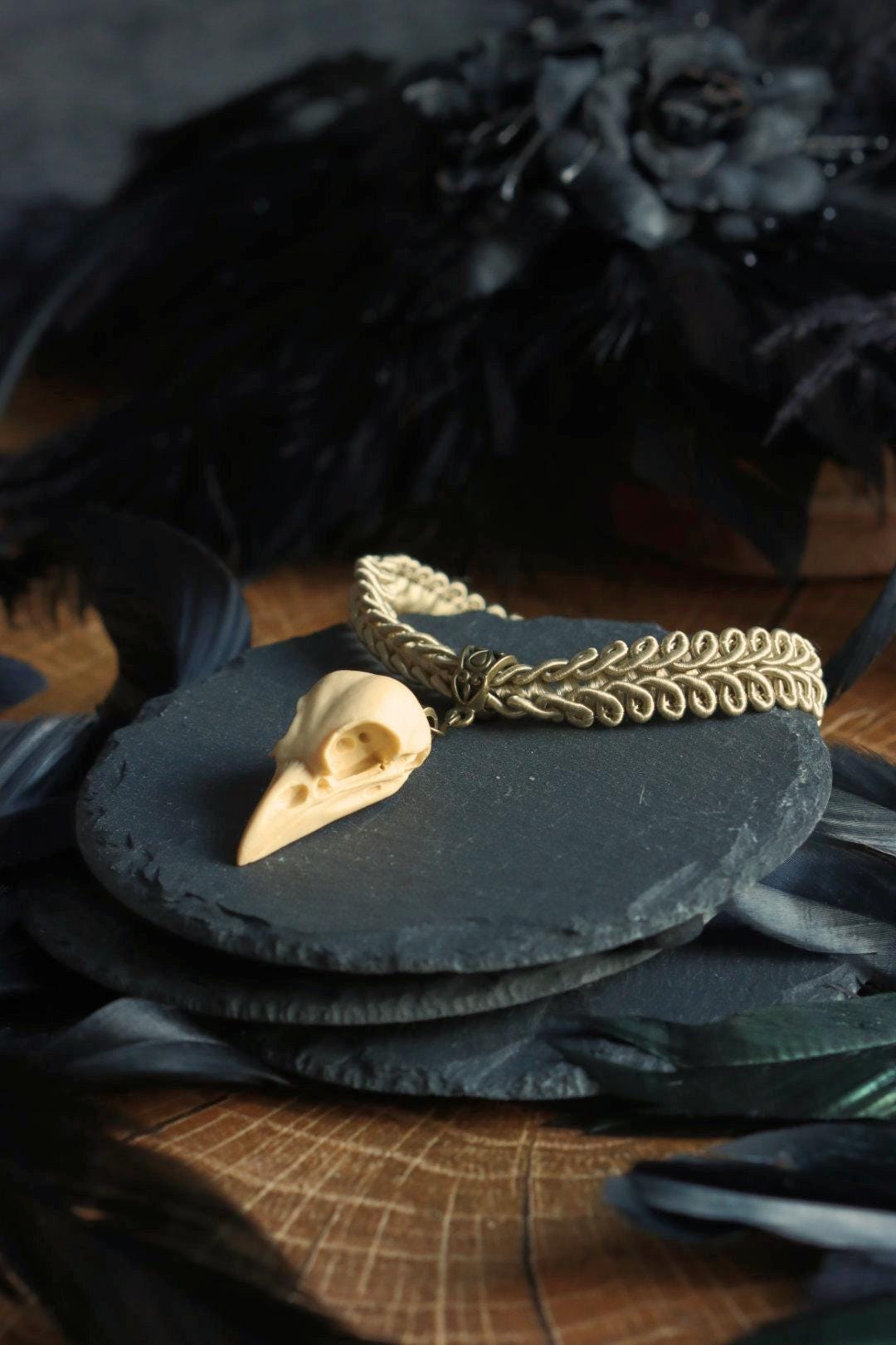 Choker mit Vogelschädel Anhänger als Gothic Halsband aus Spitze für Cosplay Outfit oder LARP Kostüm für Halloween Adventskalender -Chokers- BloodyBrilliants