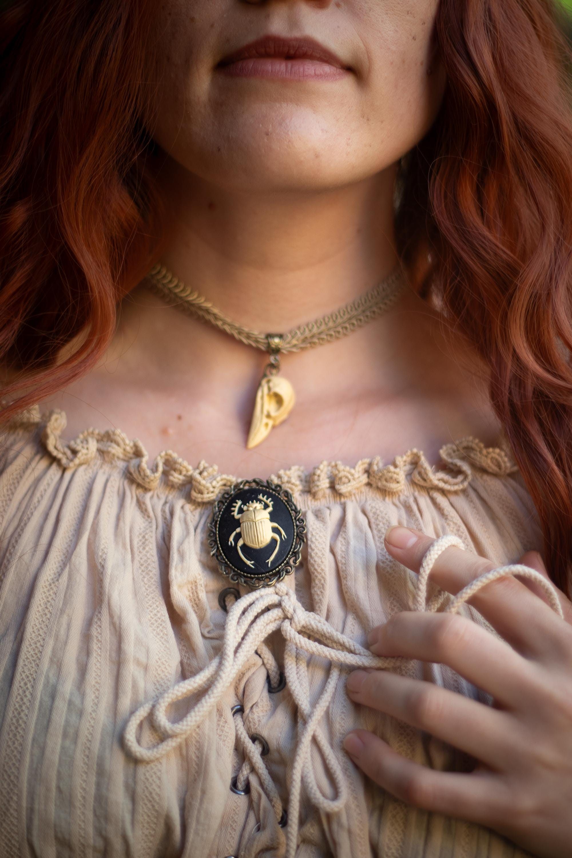 Choker mit Vogelschädel Anhänger als Gothic Halsband aus Spitze für Cosplay Outfit oder LARP Kostüm für Halloween Adventskalender -Chokers- BloodyBrilliants
