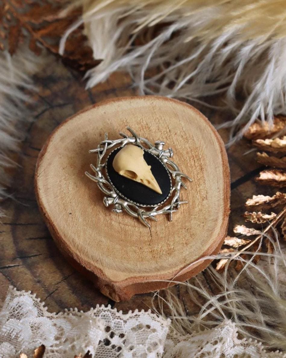 Vogel Schädel Brosche schwarz als Gothic Schmuck für Dark Academia Outfit, Mittelalter Schmuck Ostern, Hexen Geburtstag, Steampunk Schmuck -Brooches- BloodyBrilliants