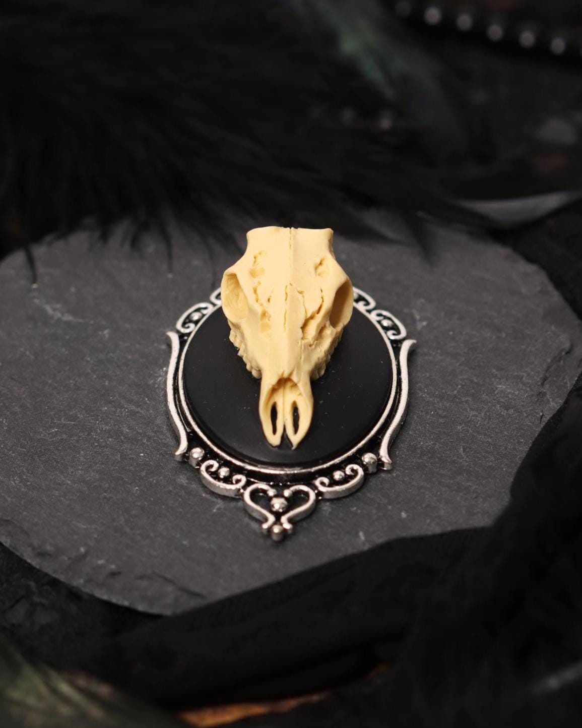 Hirsch Schädel Brosche schwarz als Gothic Schmuck für Dark Academia Outfit, Totenkopf Schmuck Hirsch ohne Geweih, Mittelalter Schmuck Ostern -Brooches- BloodyBrilliants