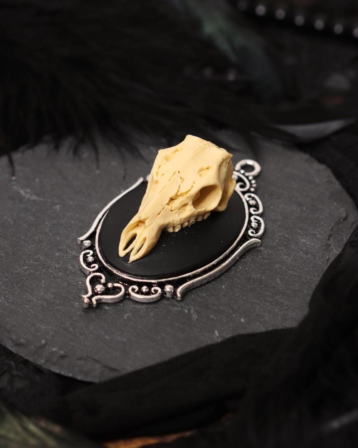 Hirsch Schädel Brosche schwarz als Gothic Schmuck für Dark Academia Outfit, Totenkopf Schmuck Hirsch ohne Geweih, Mittelalter Schmuck Ostern -Brooches- BloodyBrilliants