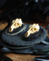 Hirsch Schädel Brosche schwarz als Gothic Schmuck für Dark Academia Outfit, Totenkopf Schmuck Hirsch ohne Geweih, Mittelalter Schmuck Ostern -Brooches- BloodyBrilliants