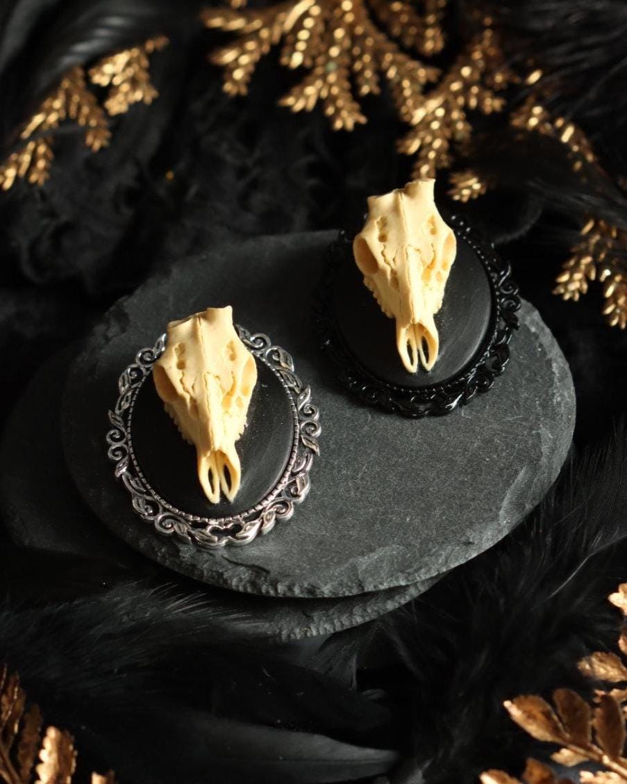 Hirsch Schädel Brosche schwarz als Gothic Schmuck für Dark Academia Outfit, Totenkopf Schmuck Hirsch ohne Geweih, Mittelalter Schmuck Ostern -Brooches- BloodyBrilliants