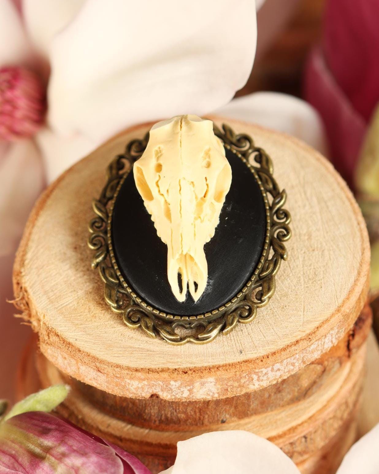 Hirsch Schädel Brosche schwarz als Gothic Schmuck für Dark Academia Outfit, Totenkopf Schmuck Hirsch ohne Geweih, Mittelalter Schmuck Ostern -Brooches- BloodyBrilliants