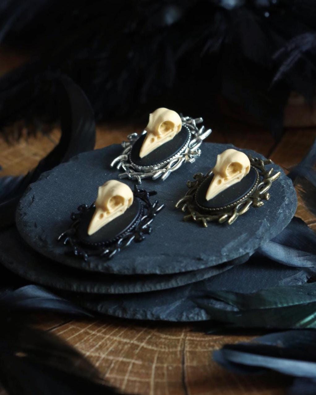 Vogel Schädel Brosche schwarz als Gothic Schmuck für Dark Academia Outfit, Mittelalter Schmuck Ostern, Hexen Geburtstag, Steampunk Schmuck -Brooches- BloodyBrilliants